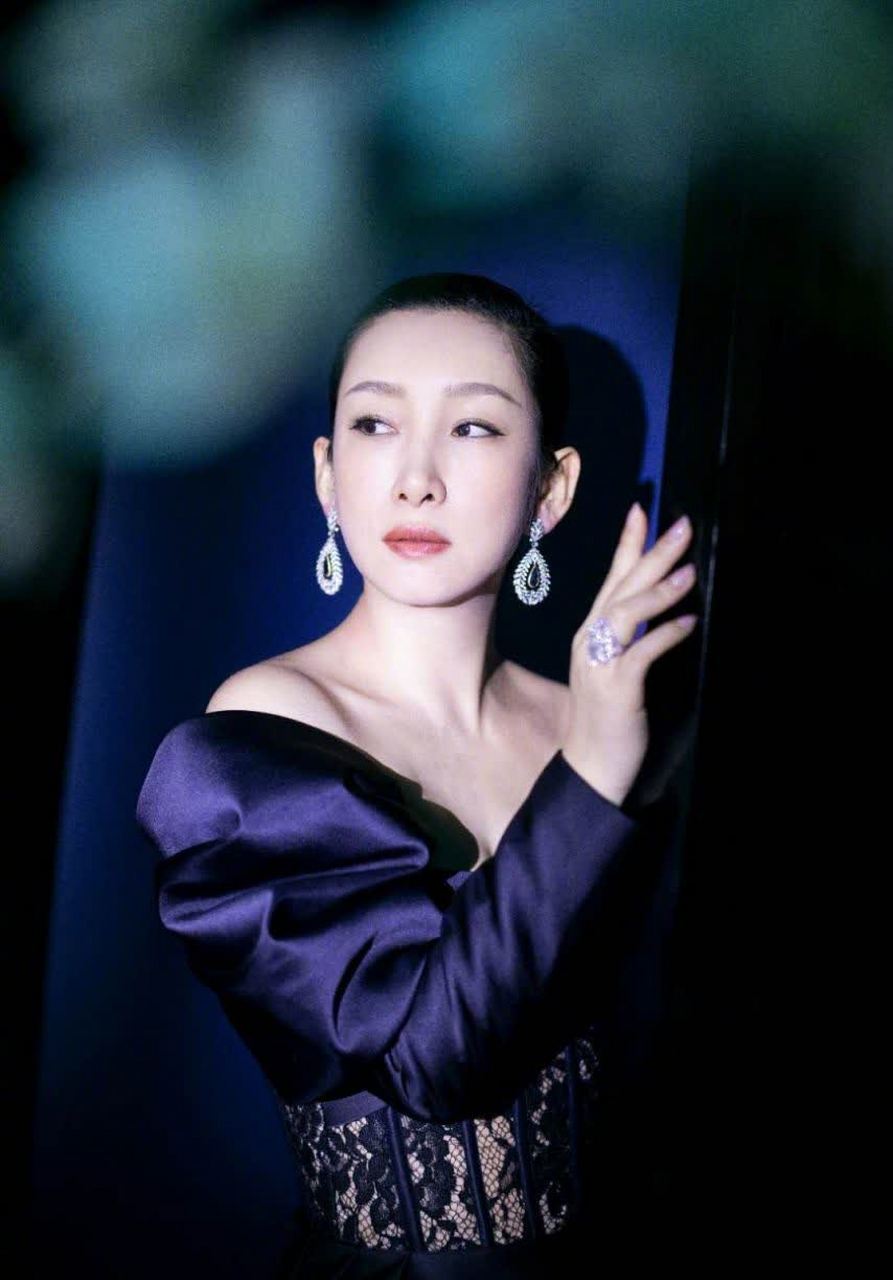 秦海红#秦海璐露肩蝴蝶袖连衣裙性感优雅,海璐姐姐气场十足,确定瞬换