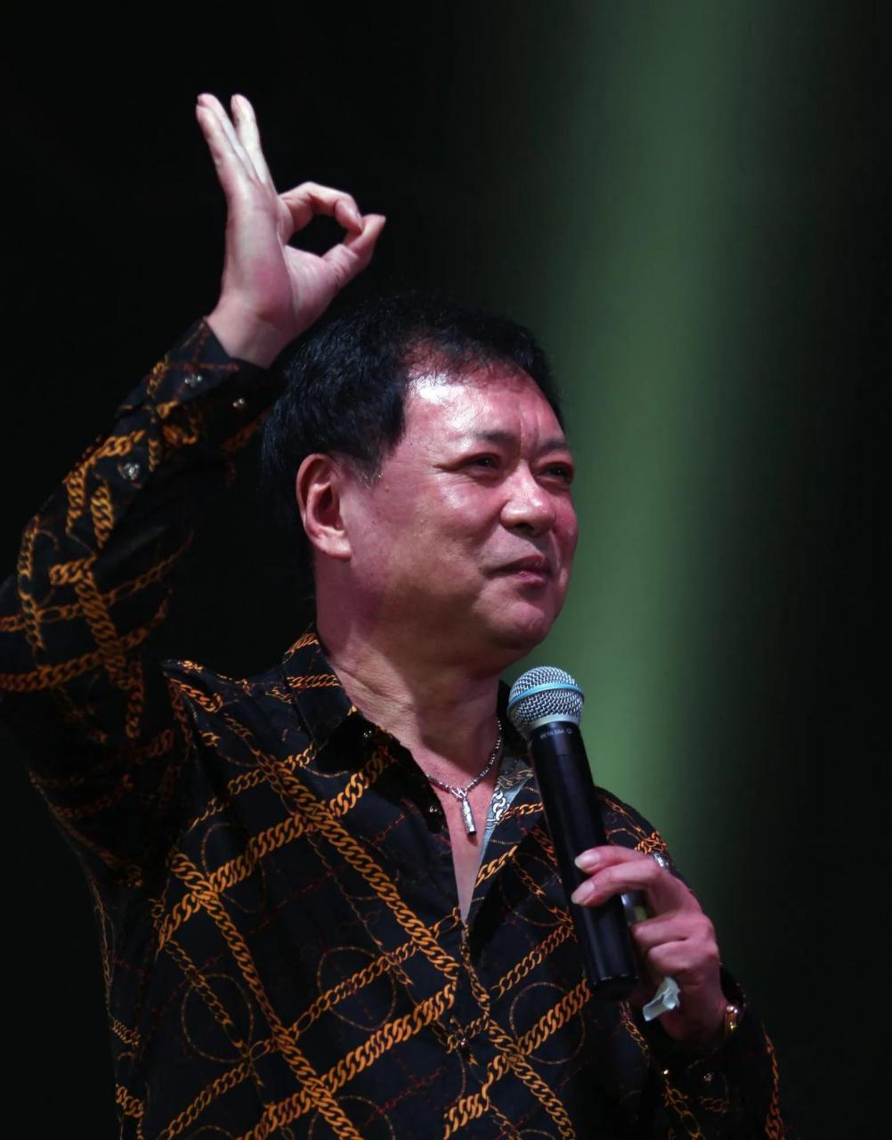 1982年,迟志强赴南京演出.他遇到了他的老朋友刘晓庆.