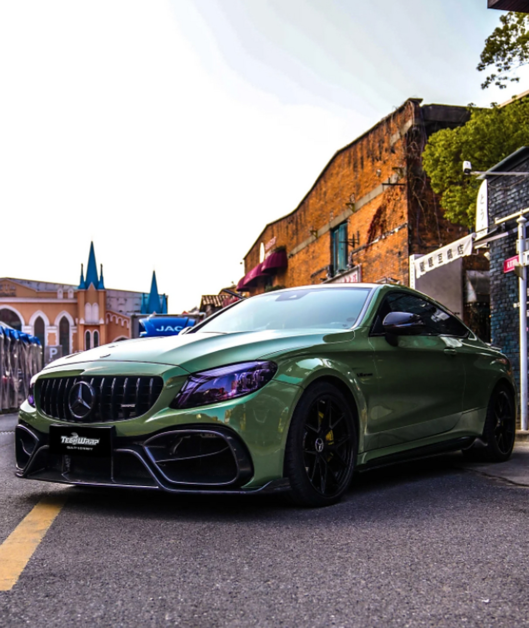 这款橄榄绿奔驰amg c63,不仅拥有经典复古绿的优雅色调,更散发着