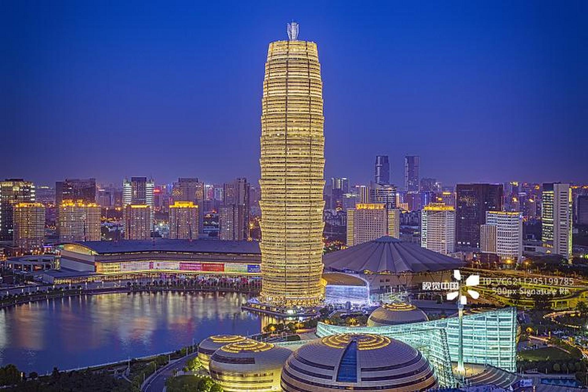 郑州的中央商务区是摩天大楼的集中之地,夜晚时分,这些高楼大厦点亮了