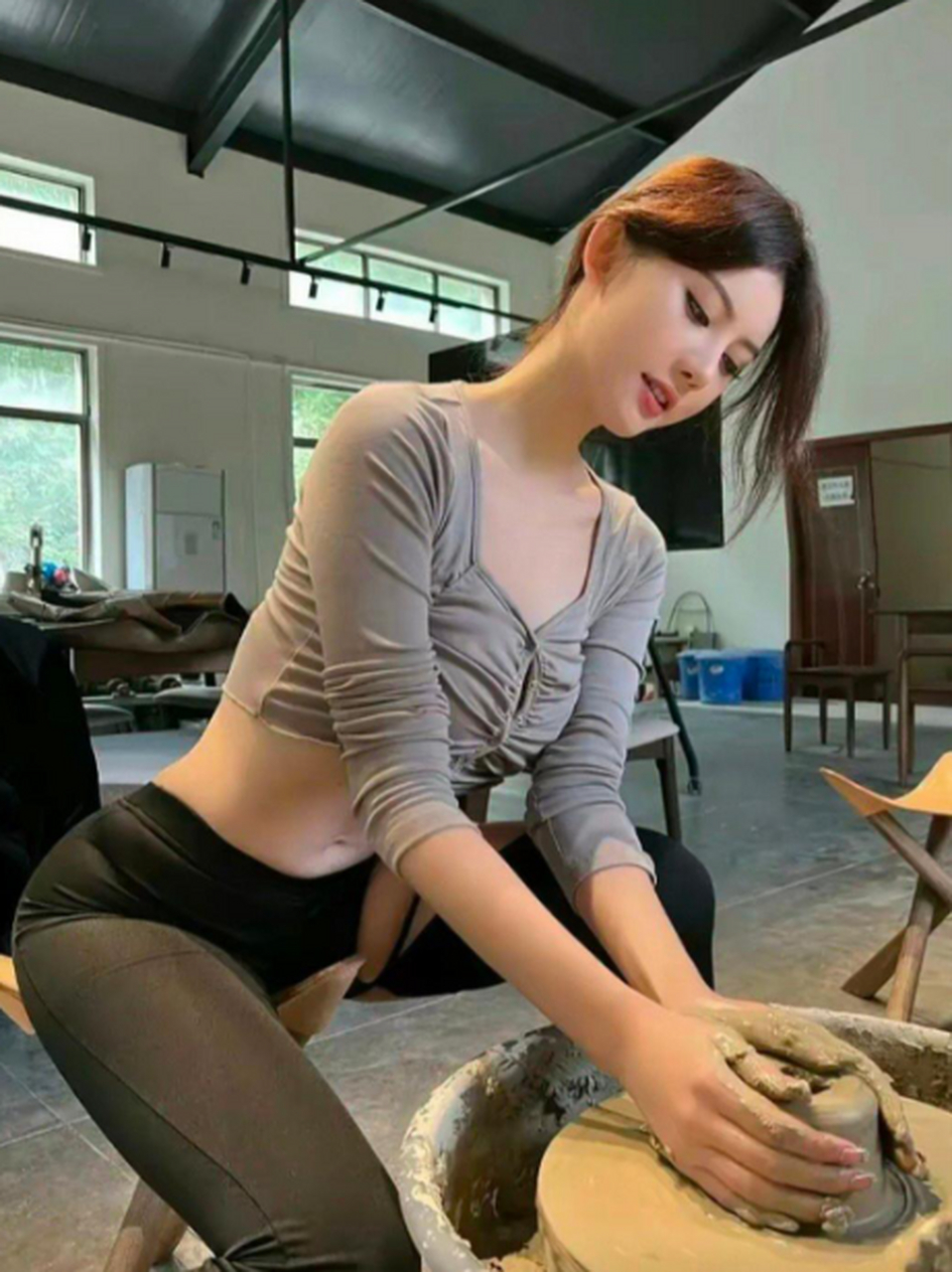 小姐姐真漂亮,玩个泥巴都这么优雅