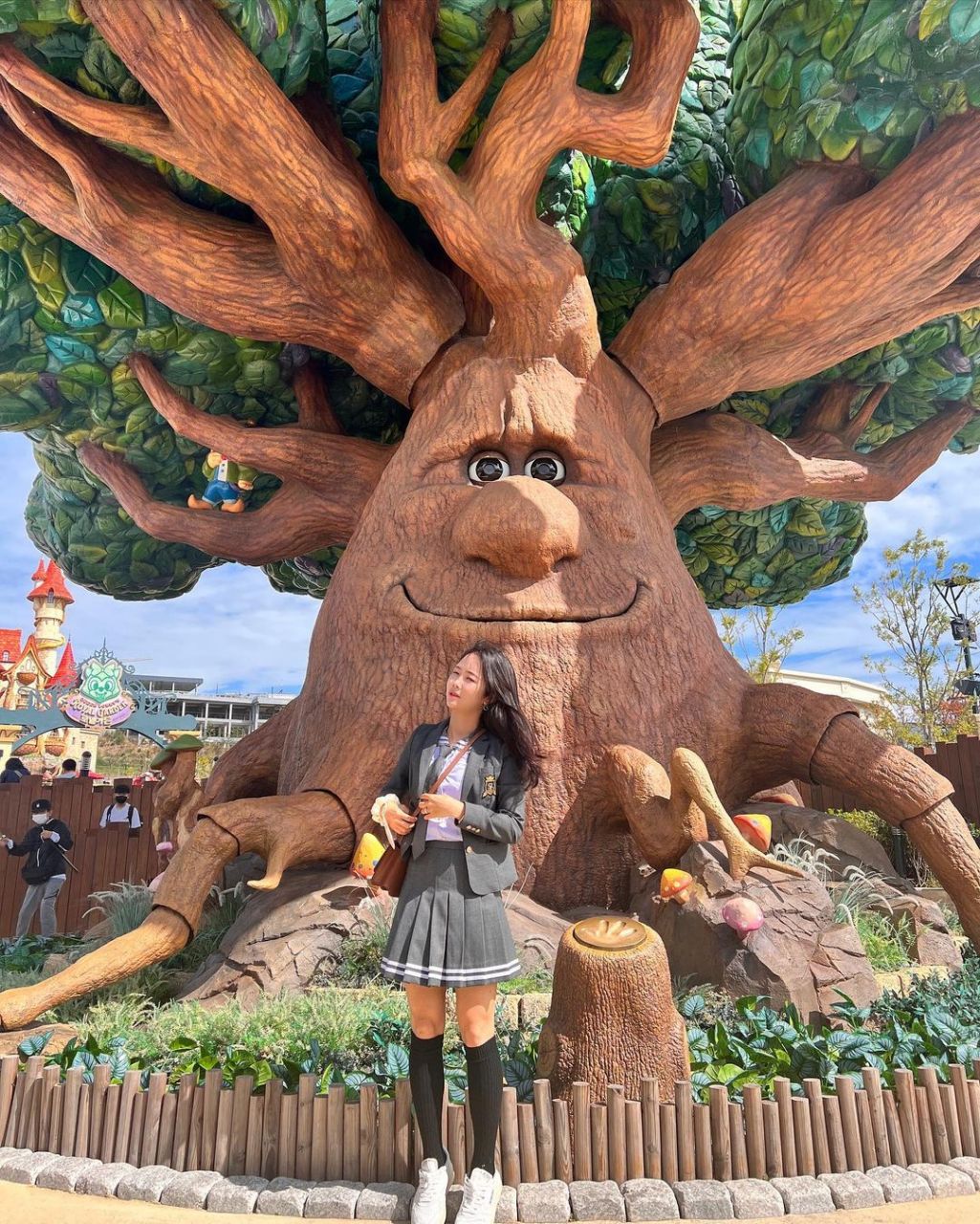 韩国女足美女国脚李玟娥和老公李愚赫一起到游乐场玩儿.