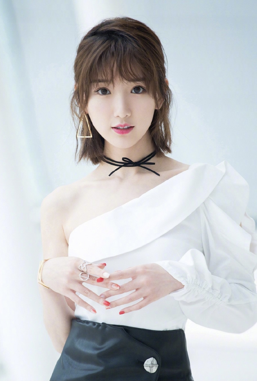 毛晓彤在采访中谈及女生理想的爱情:"其实女生想要的很简单,就是男生