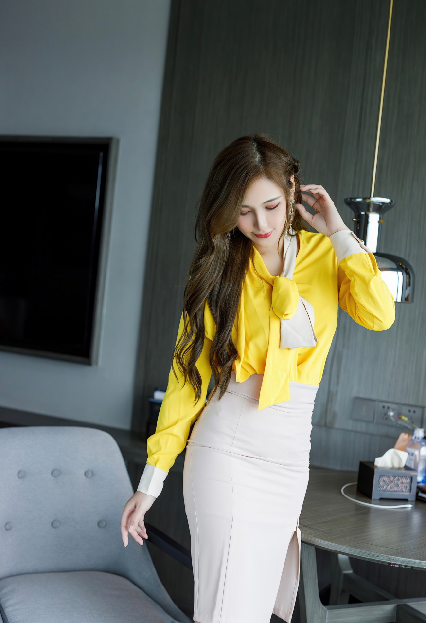 黄色衬衣搭配米白包臀短裙,丰满诱人的身段妩媚多姿,曼妙身姿迷人诱惑