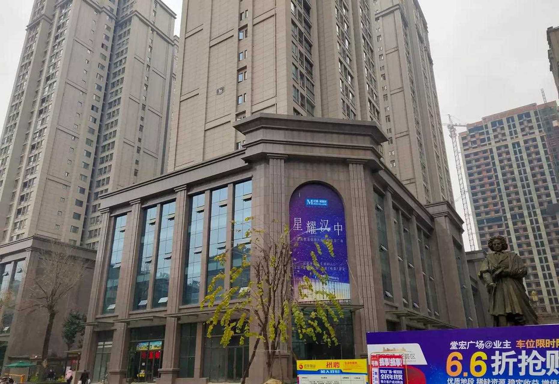汉中市堂宏广场商业街已经建成,高层是商业办公,底层是购物,商铺步行