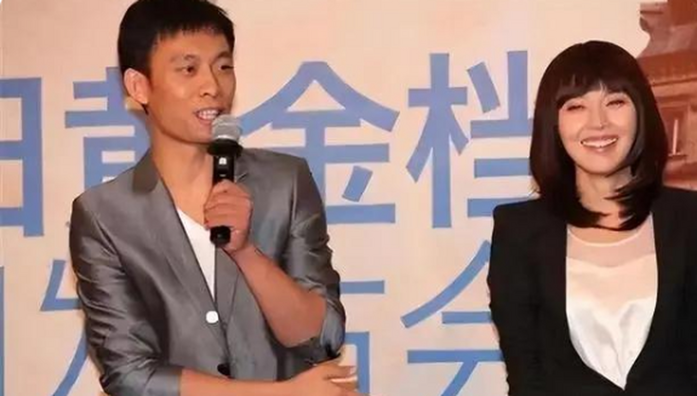 罕见张译夫妇同台,二婚老婆穿得土但是模样精致,夫妻互动好甜蜜.