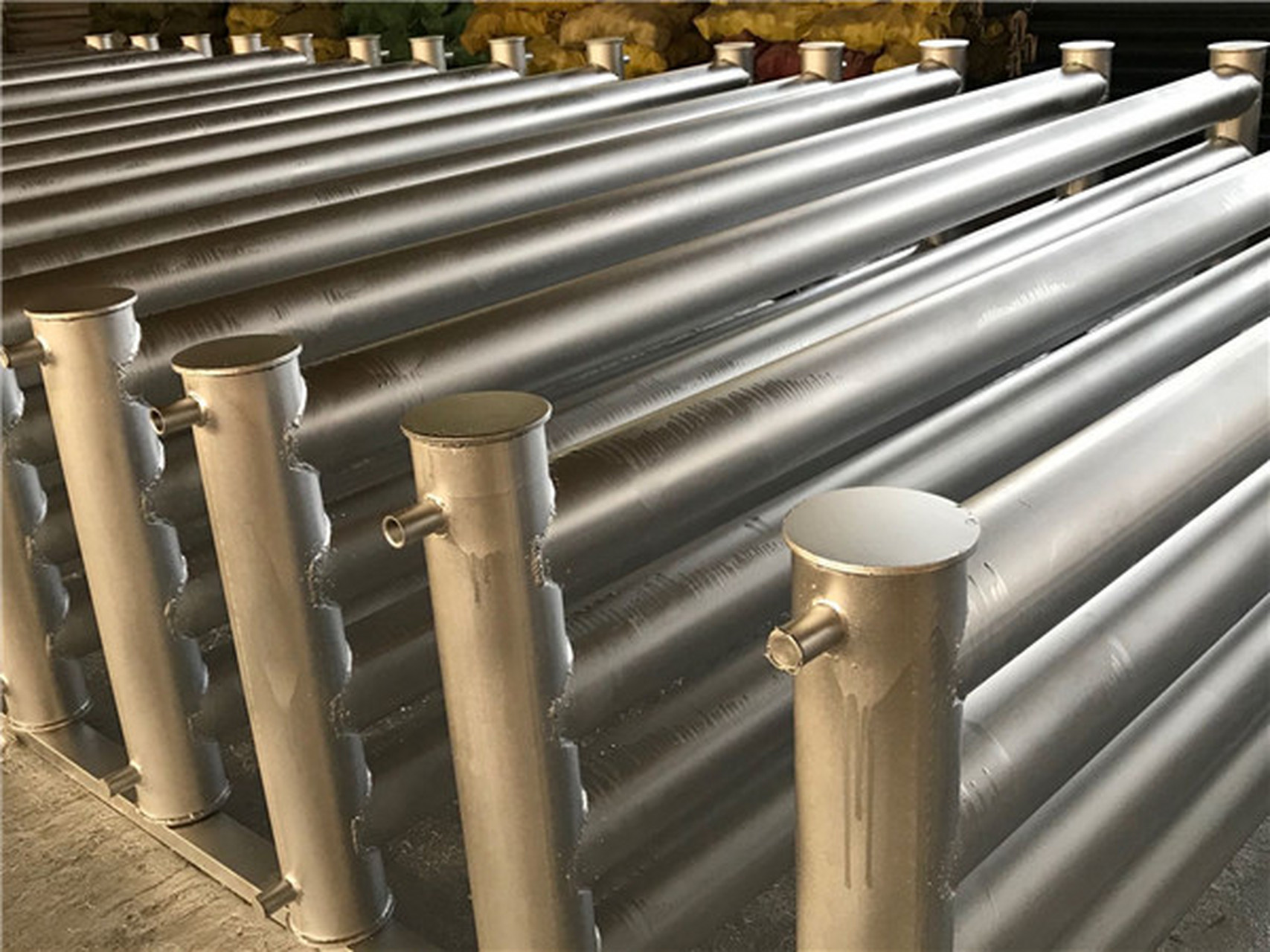 光排管散热器特征 光排管散热器主要有以下特征:金属热度及散热效率高