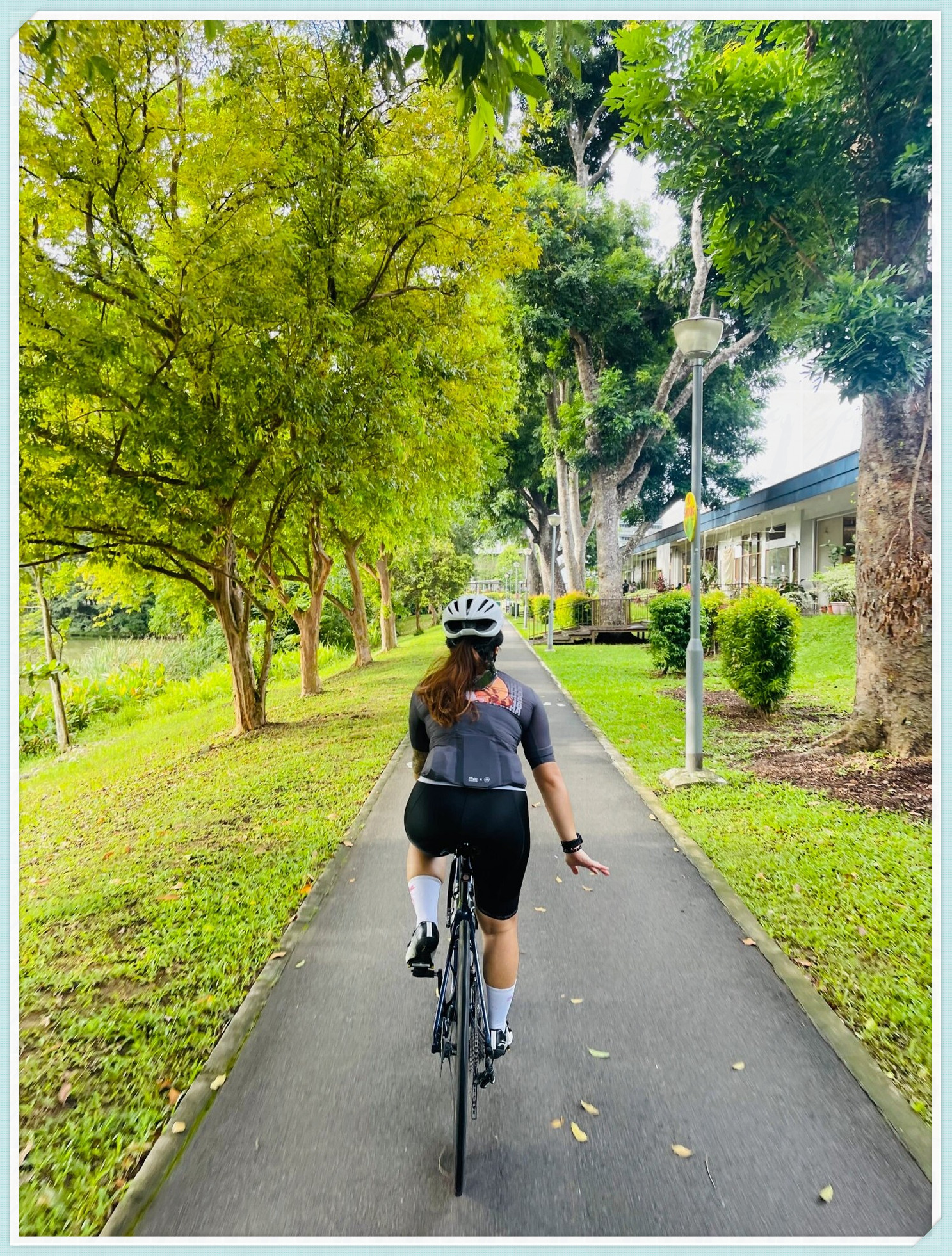 女大佬带我骑车  女王级大佬与我同行,指引我穿梭于街头巷尾;她为我