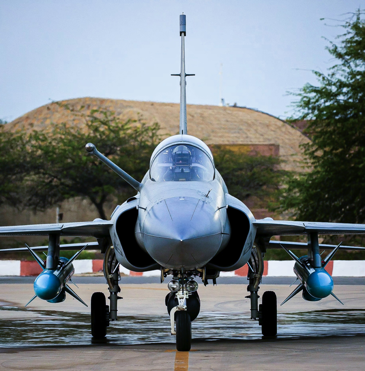 巴基斯坦空军枭龙战斗机挂载的反舰导弹,对于一架单发轻型战斗机,同时