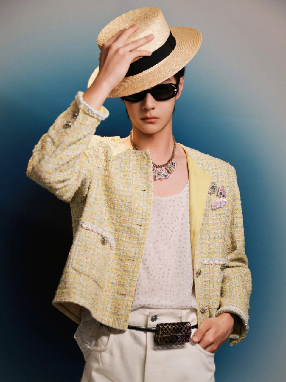 好贵气的香家小王子  王一博身着chanel 2024早春系列的服装亮相gq