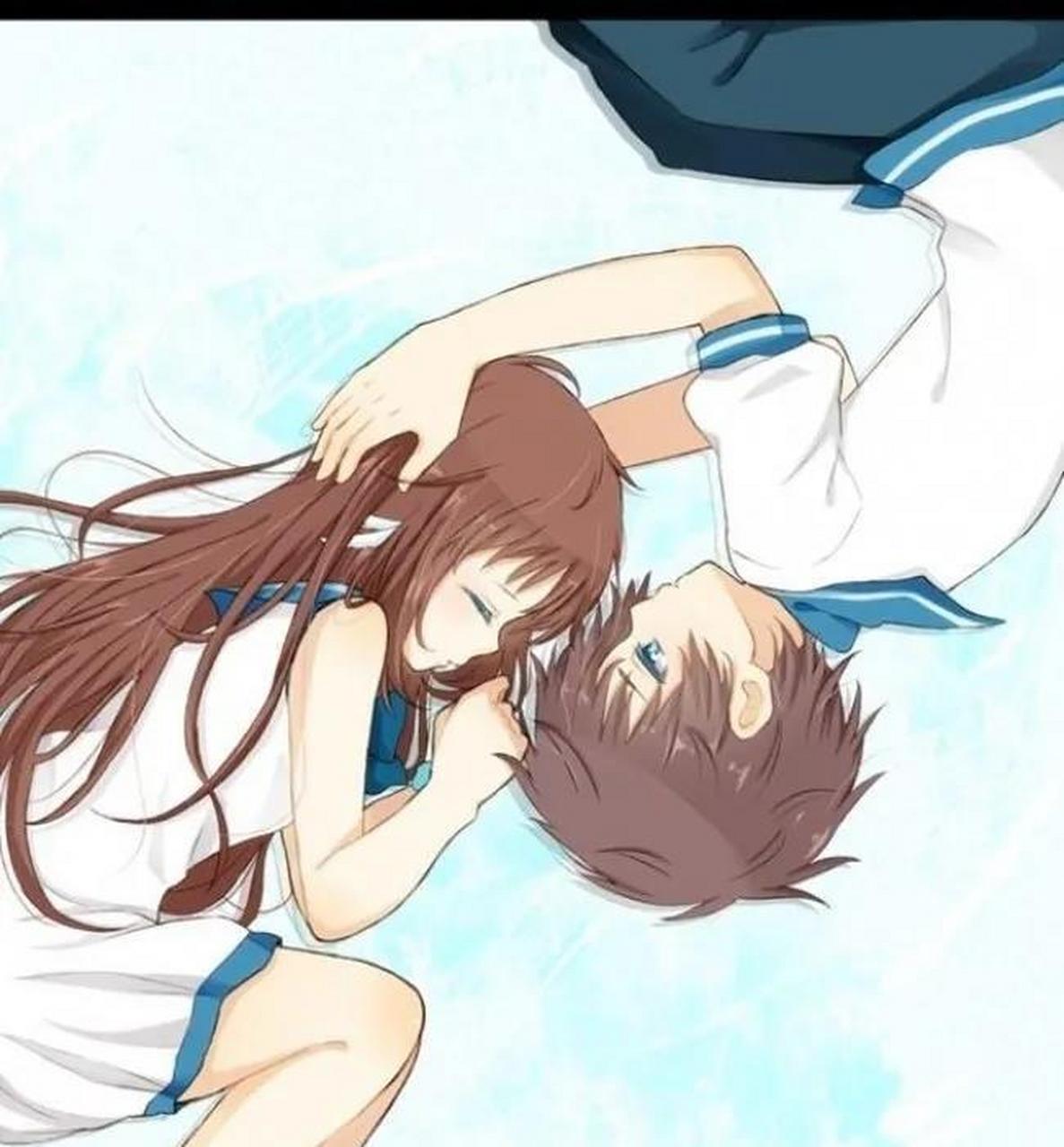 上班途中,看到路边的长椅上,两个穿着初中校服的情侣,女孩坐在男孩腿