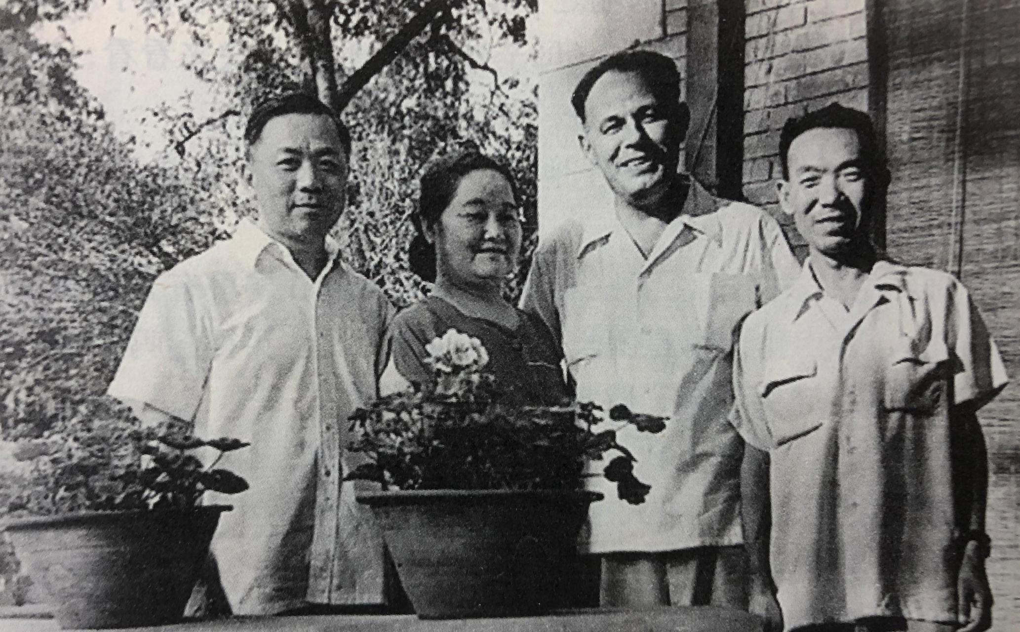 领动计划# 50年代史良,陆殿栋(左)夫妇与司法部苏联专家等在寓所合影