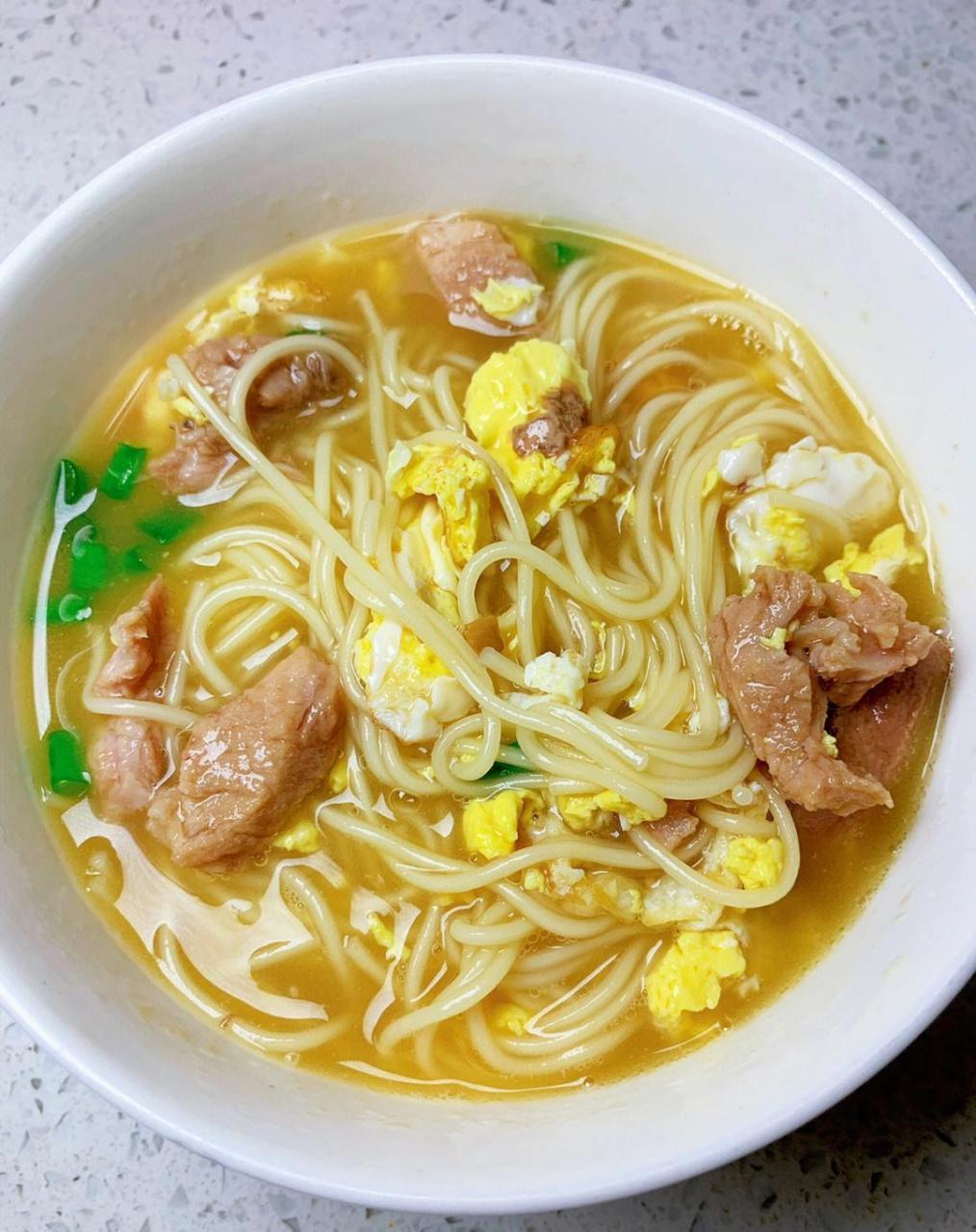 95大骨肉汤鸡蛋面做法: 准备食材:鸡蛋大骨猪头面条葱盐酱油蚝油