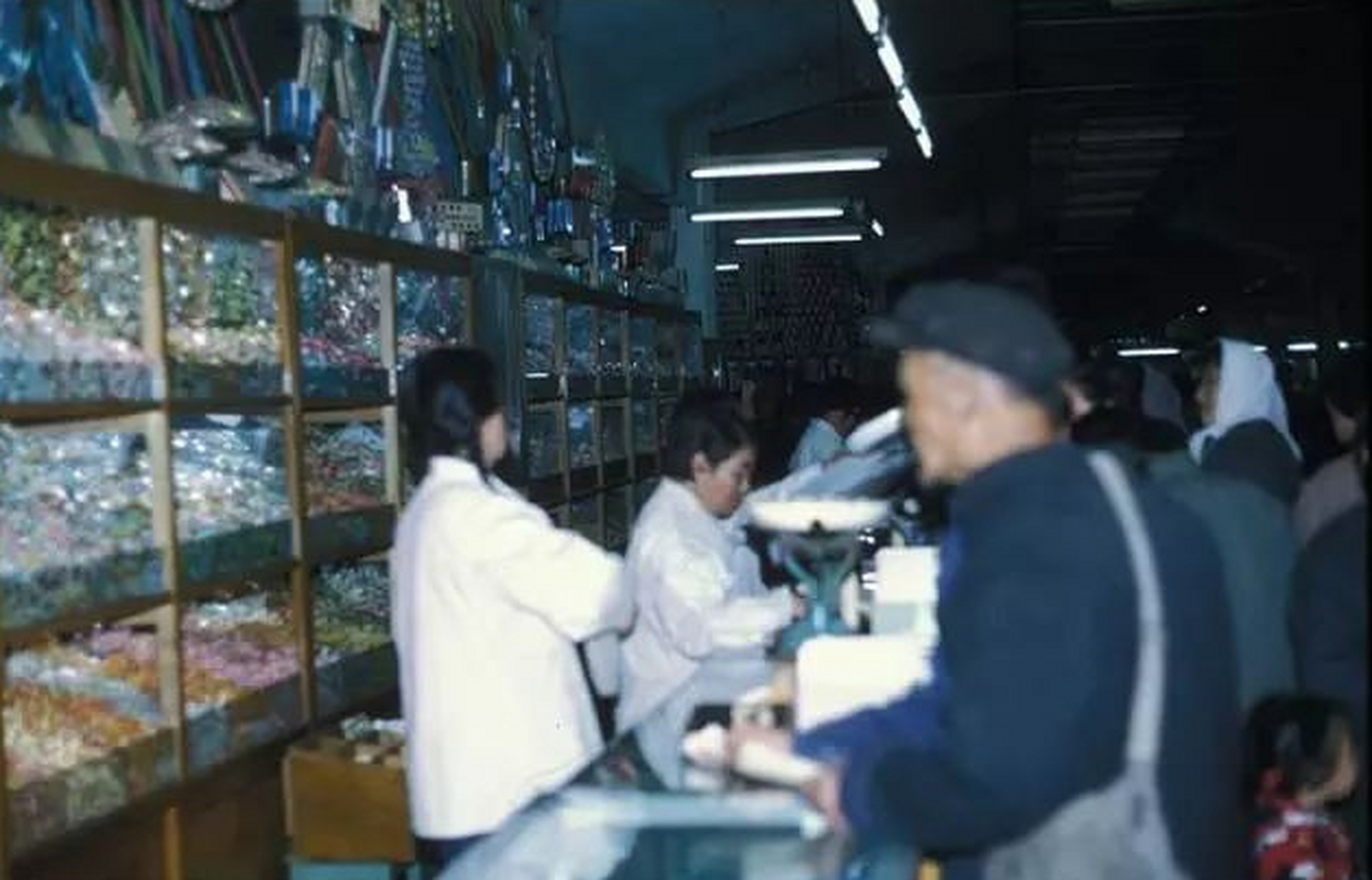 1975年,北京东风市场的糖果专柜前顾客川流不息,生意格外地好