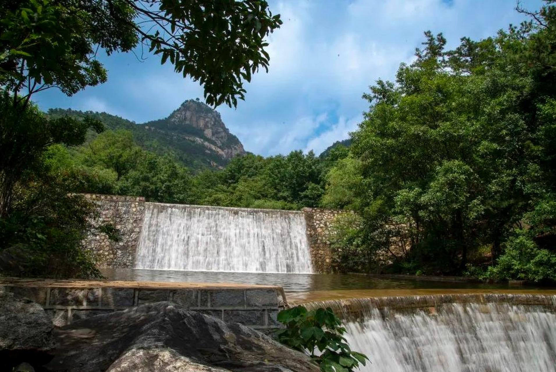蒙山风景区位于山东省临沂市平邑县,是一座拥有壮丽山川和丰富自然
