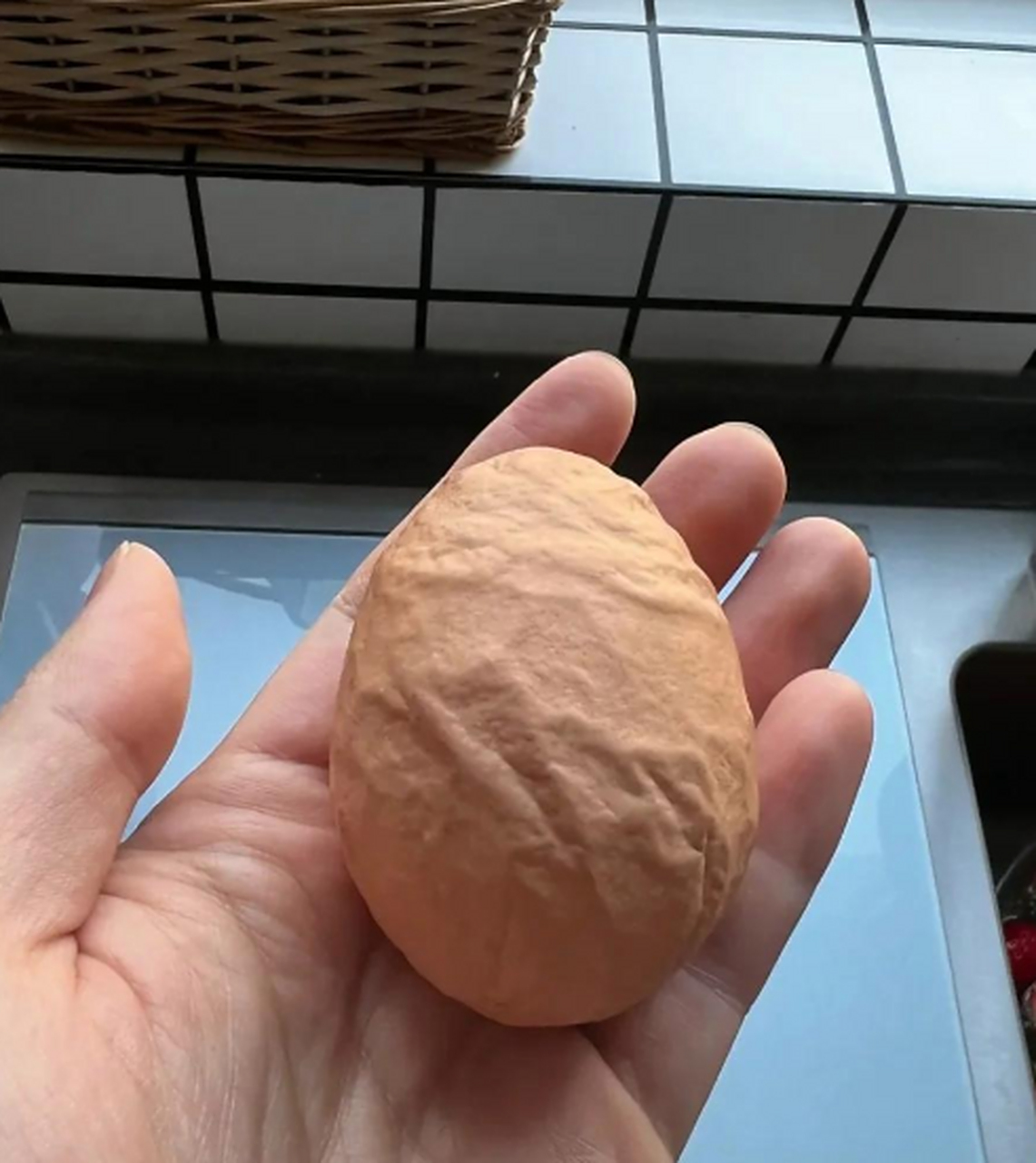 这样的软蛋你见过吗?鸡缺钙了,会生出一种软皮蛋!看着是不是很不一样?