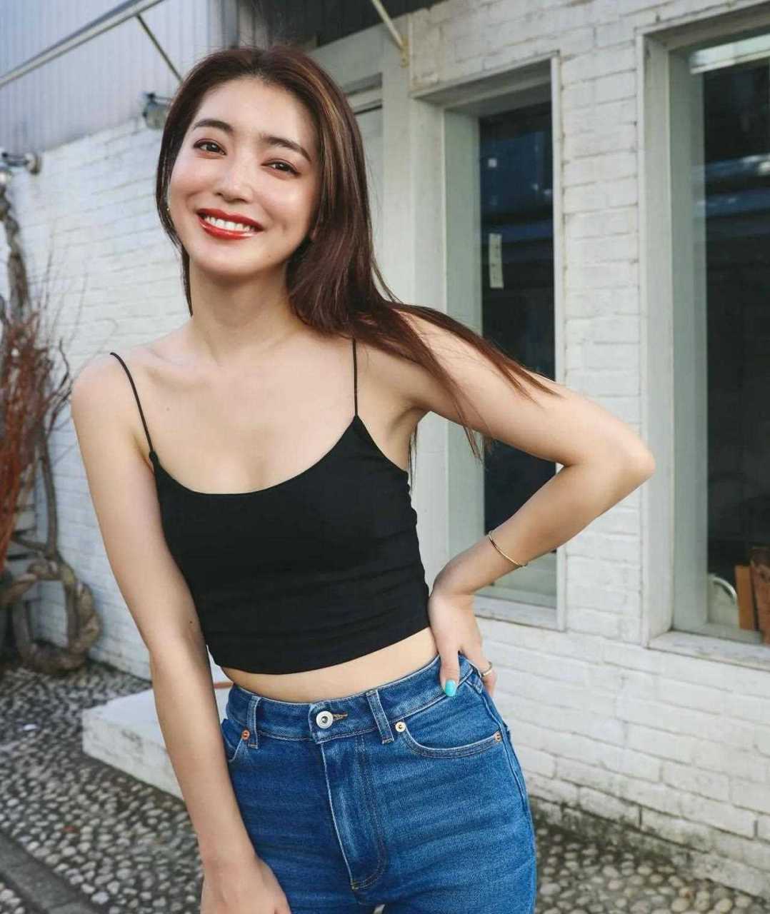 时尚博主大口智惠美近期的穿搭,她长得很美且有辨识度,妆容都很精致