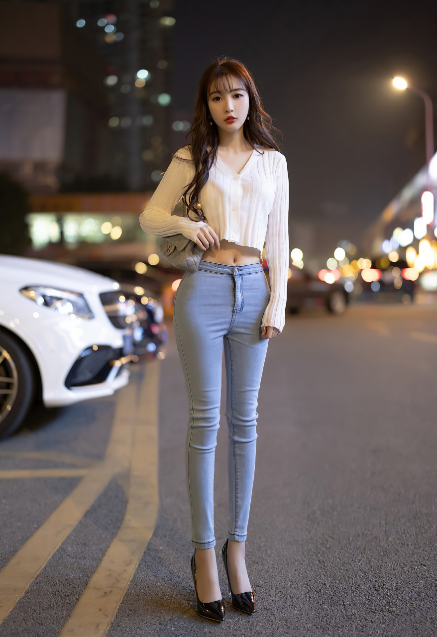 搭配性感紧身牛仔裤,迷人的丽质,曼妙苗条身姿明艳动人#美女#模特