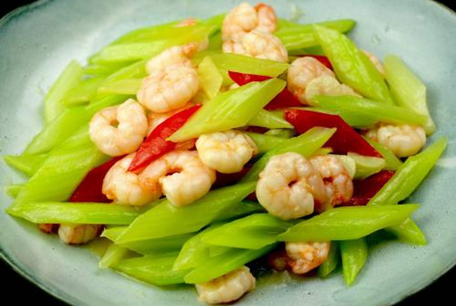 芹菜炒虾仁.虾仁去壳去虾线洗干净切断备用,葱姜蒜切块备用.