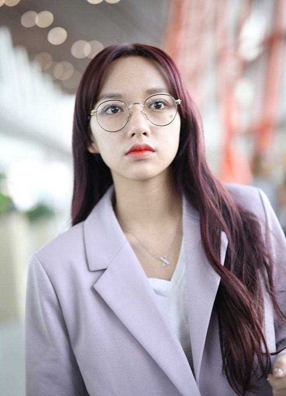 在程潇为数不多的话题中,铁刘海算是让人印象比较深刻的一个,现身