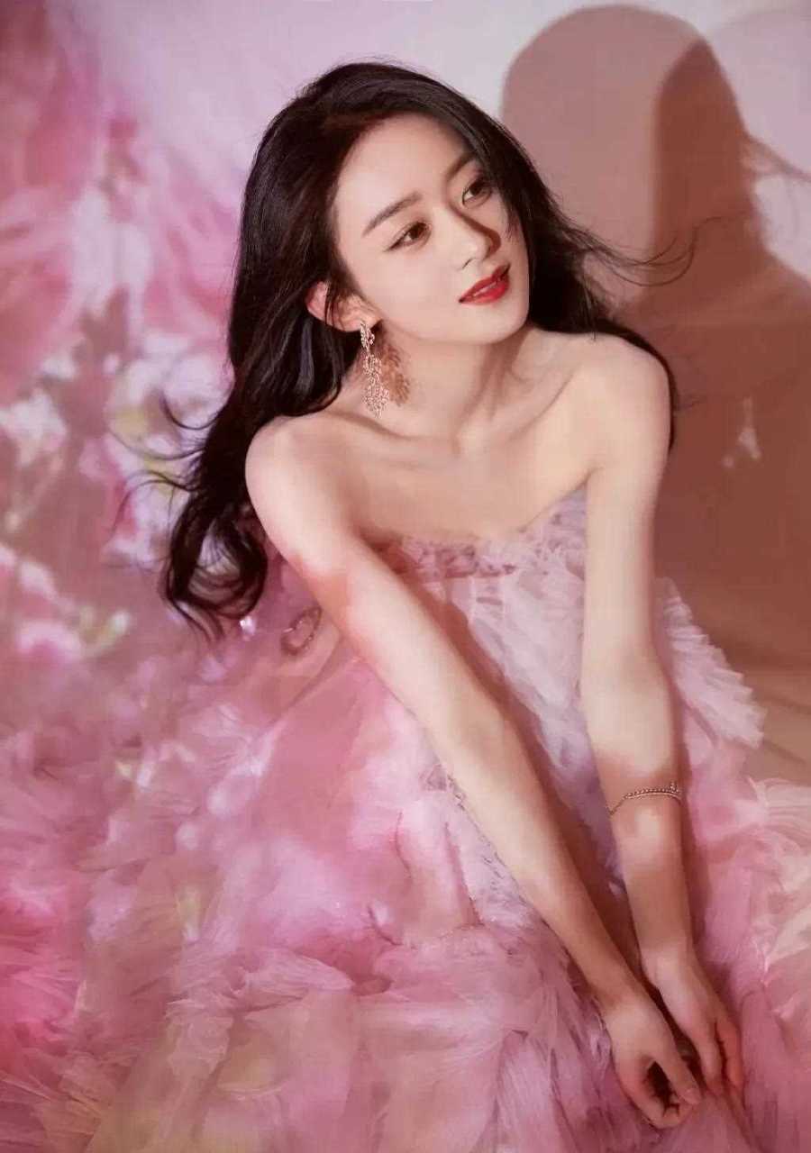 赵丽颖身穿粉色礼服裙,抹胸设计,加上礼服花瓣,美如天仙.