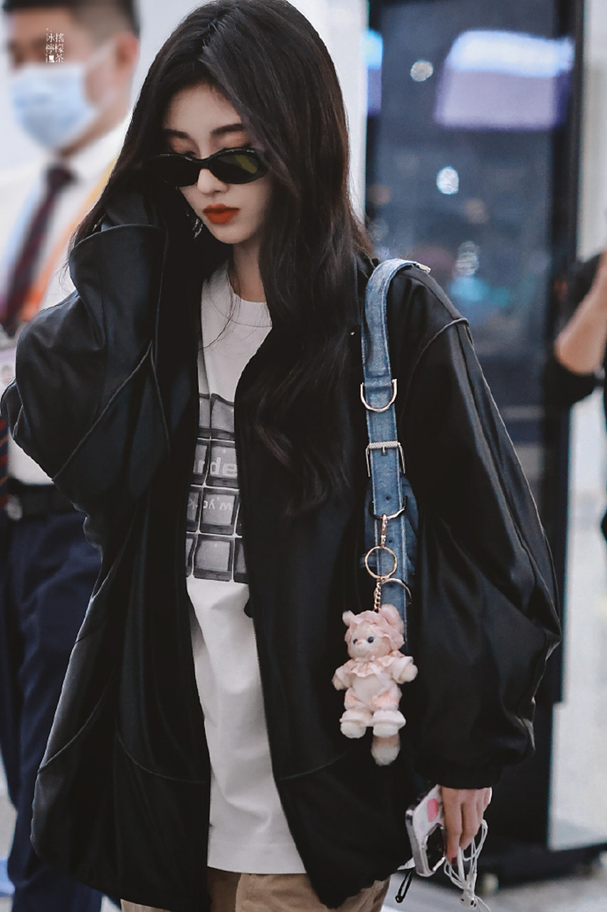 星闻#  鞠婧祎这一身黑真的好酷! 大美女名不虚传! #秋天生活图鉴
