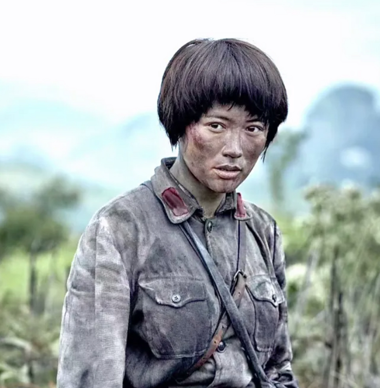 突围时,怀有身孕的女兵张瑾瑜主动掩护战友撤退,最终被敌人包围