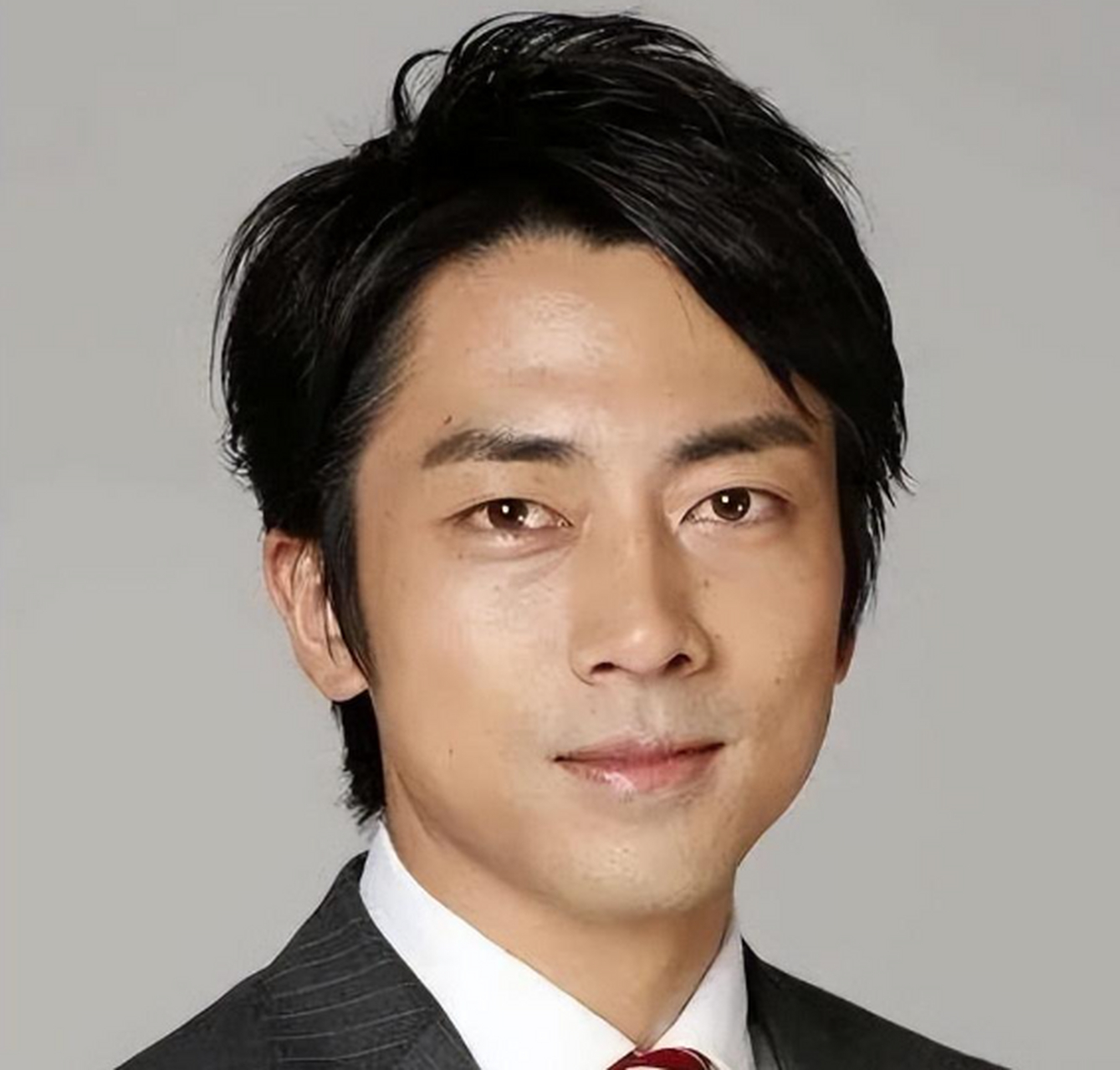 父亲小泉纯一郎为日本前首相,兄长为演员小泉孝太郎.