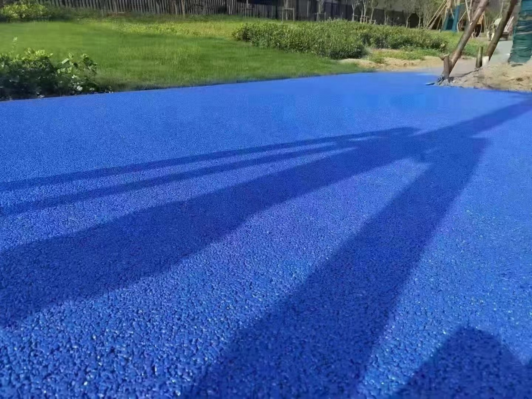 透水地坪是一种新型环保的地面材料,相比于普通地坪,其优势主要