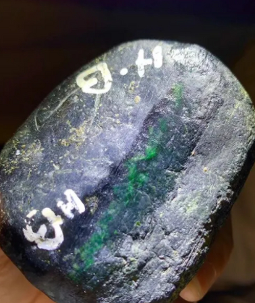 点击头像看直播##翡翠原石# 400克莫湾基色料,色带围绕全身,冰阳绿