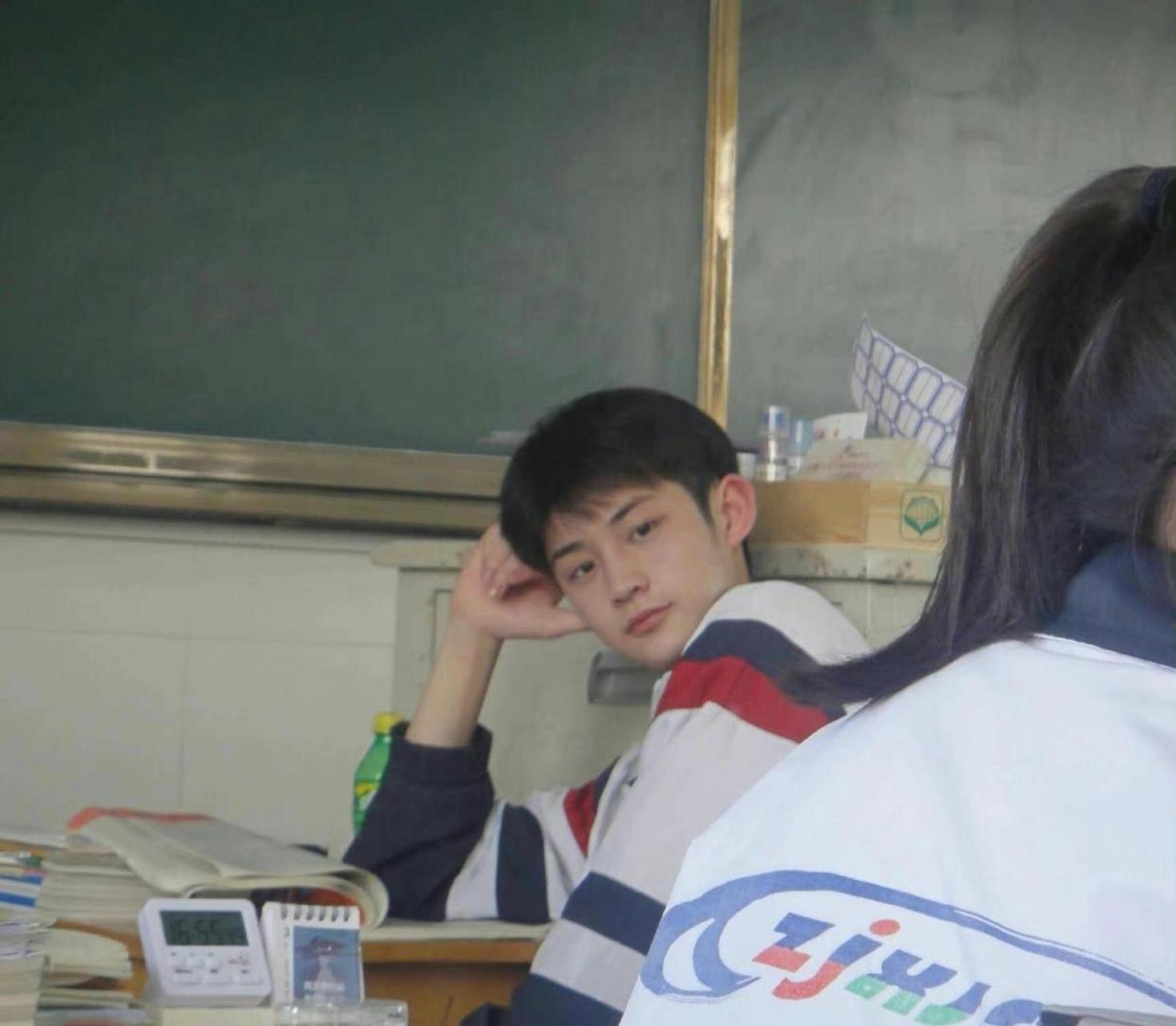 网友:小哥哥这颜值,算得上校草级别的吗?