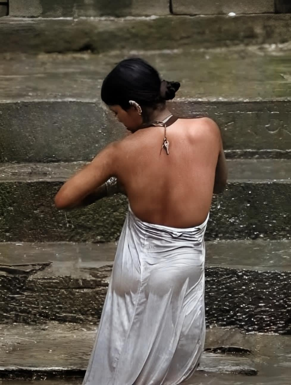 这张照片拍摄于2002年,一位赤裸上身的性感印度美女,刚刚在恒河的水里