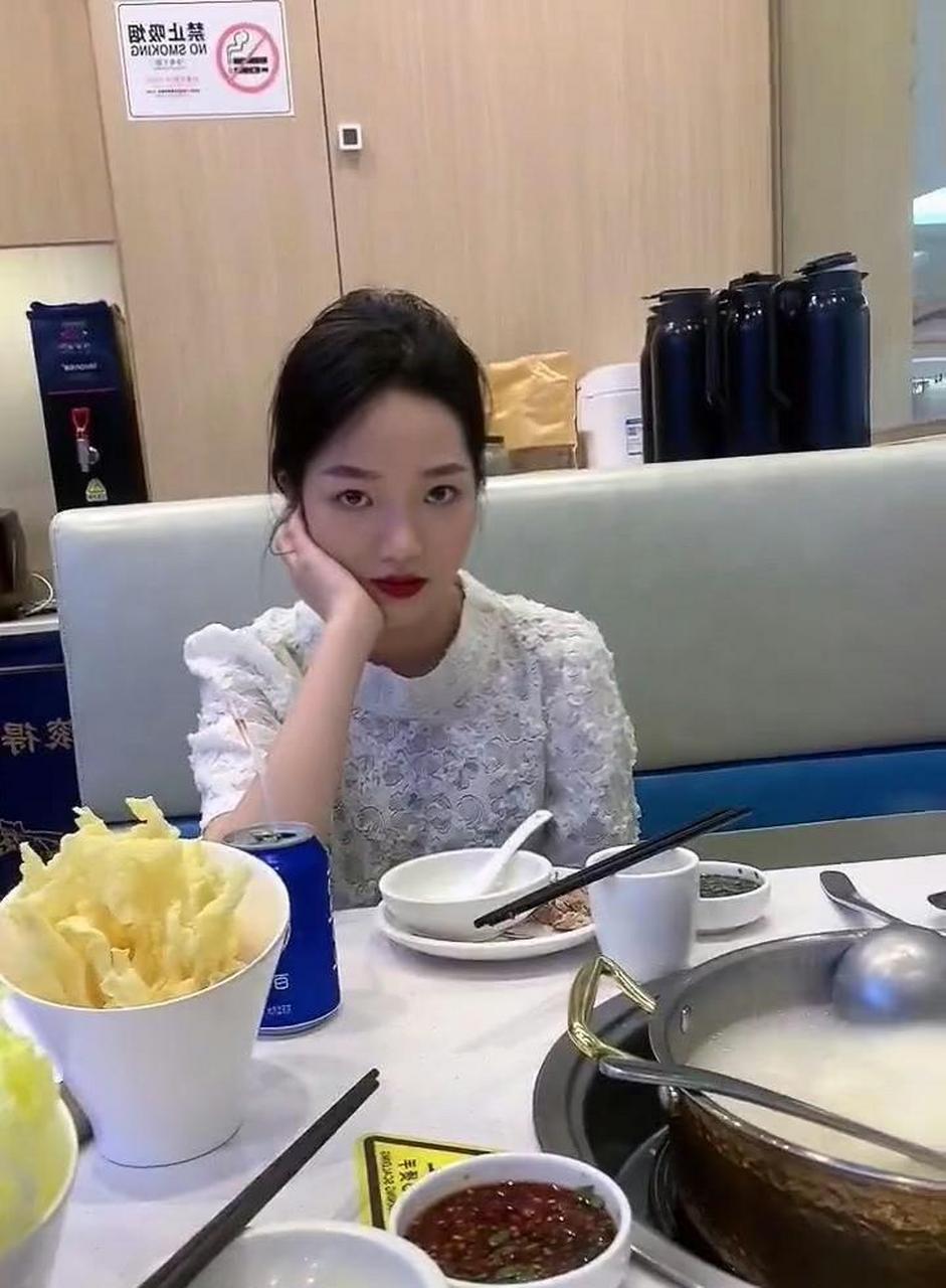 女朋友有个双胞胎妹妹,一起出来吃饭总感觉怪怪的
