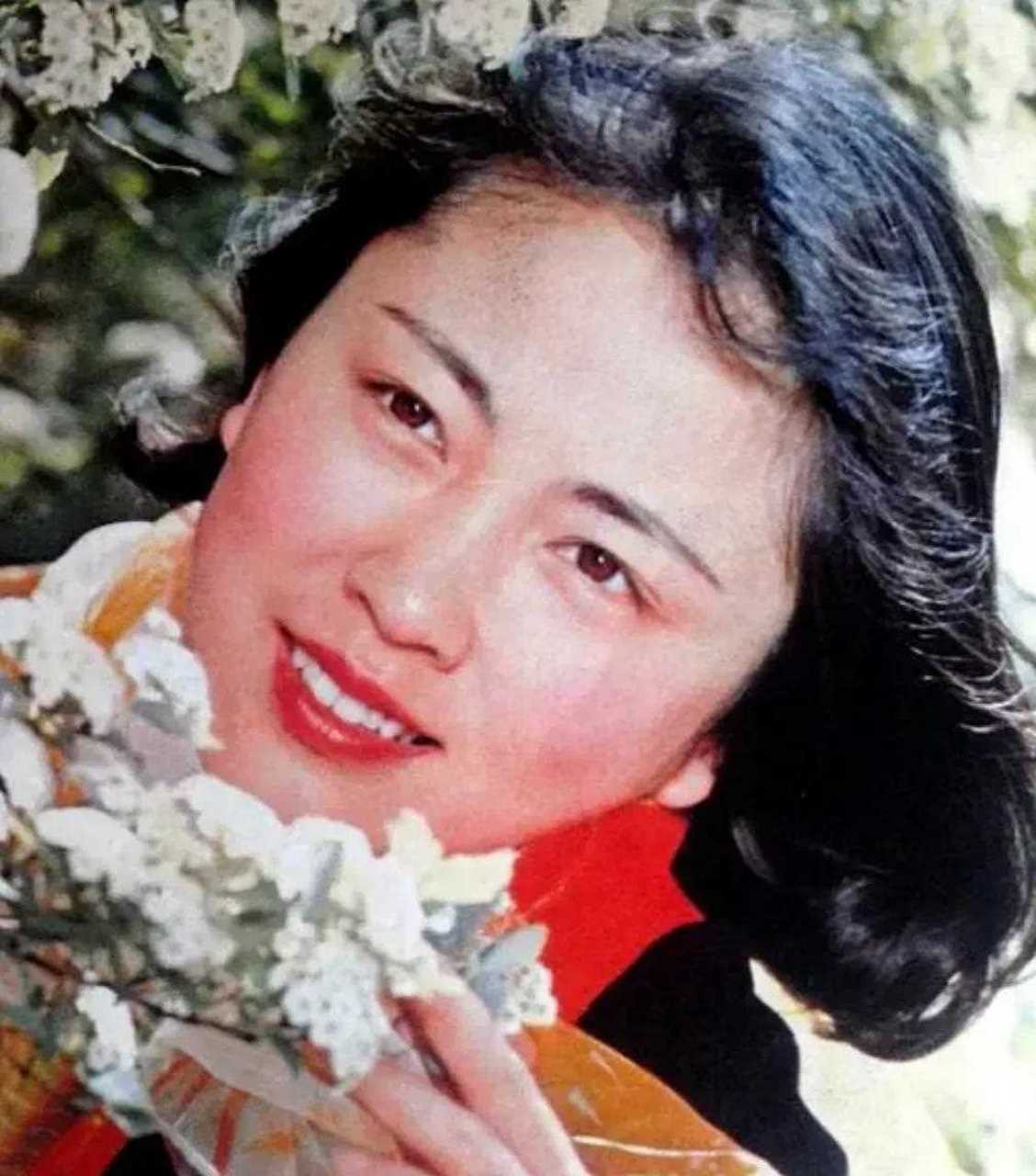 八十年代初,长影有个美丽的女演员周丽娜,据说当时她和迟志强是好友