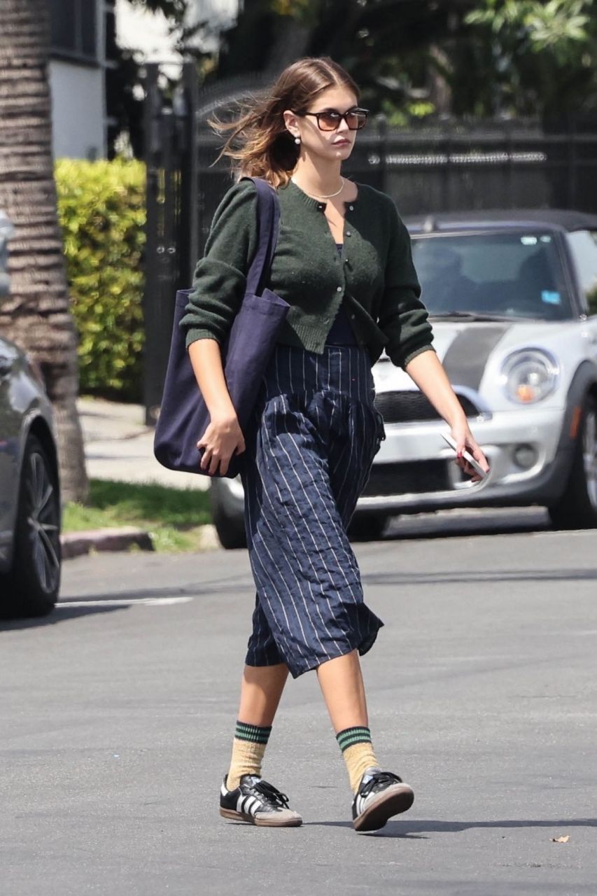 凯雅·杰柏(kaia gerber)最新外出街拍,应该是星二代里最朴素的女孩了