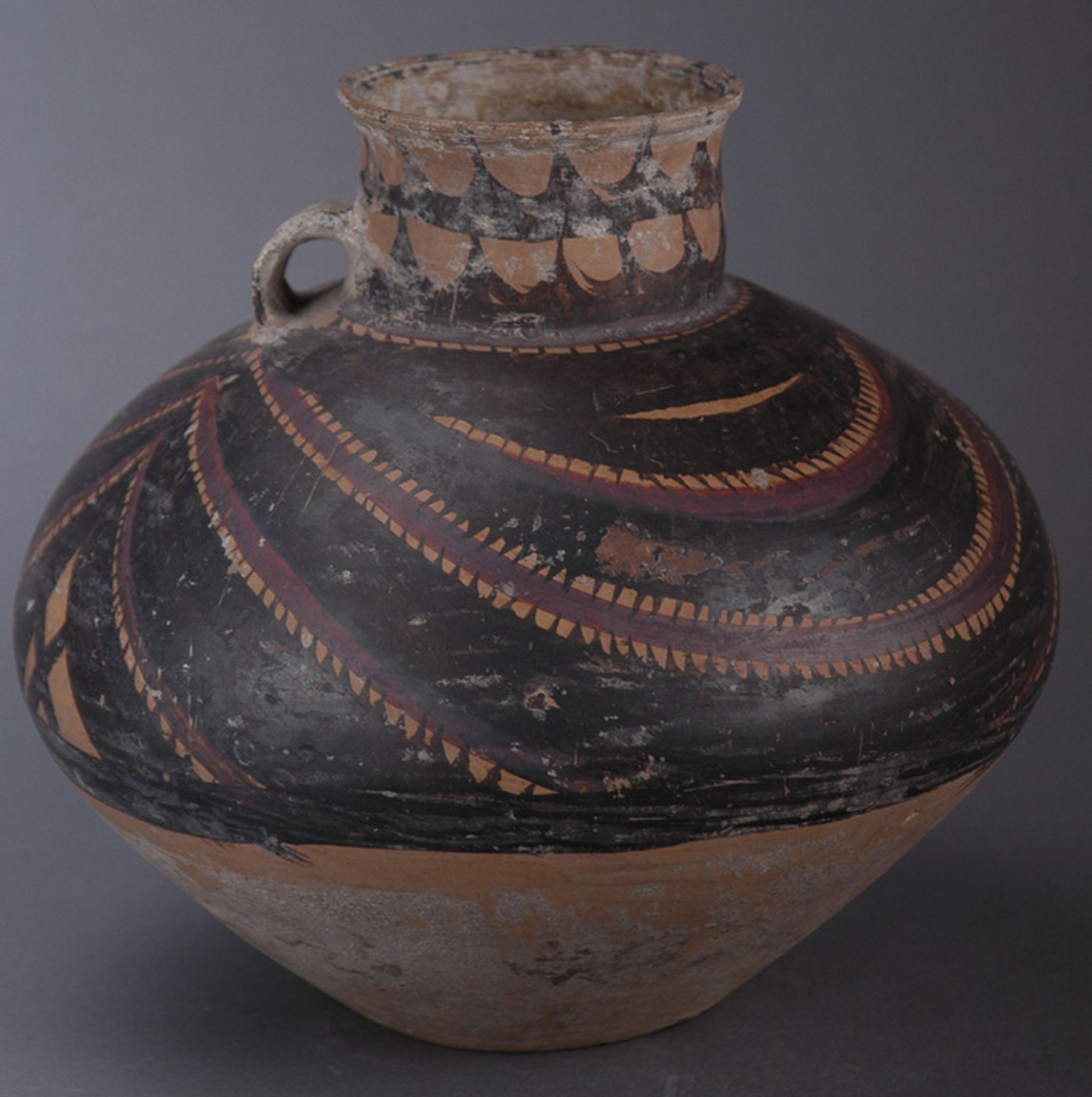 文物# #古陶#  这是兰州市博物馆收藏的一组马家窑文化彩陶.