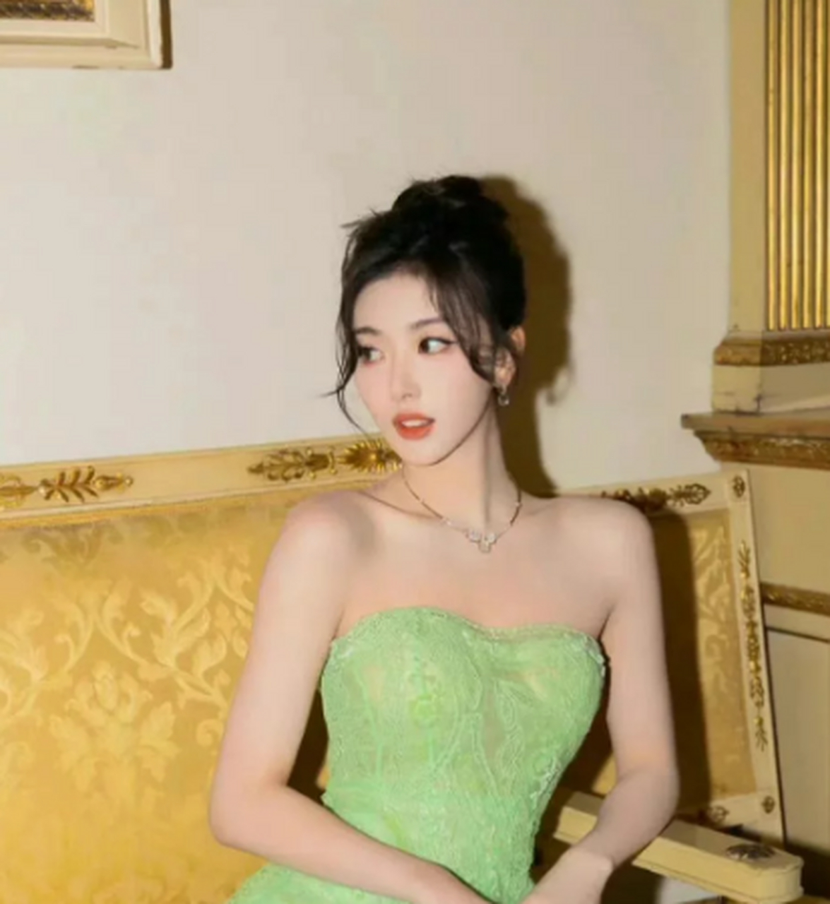 孔雪儿一袭绿色抹胸镂空纱裙太惊艳了!肤白貌美,国色天香惹人爱