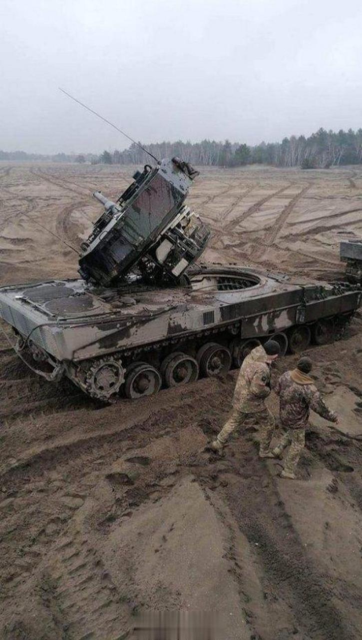 一辆德国产的豹2a4坦克炮塔在波兰训练中受到损坏,可以看第二,三张图