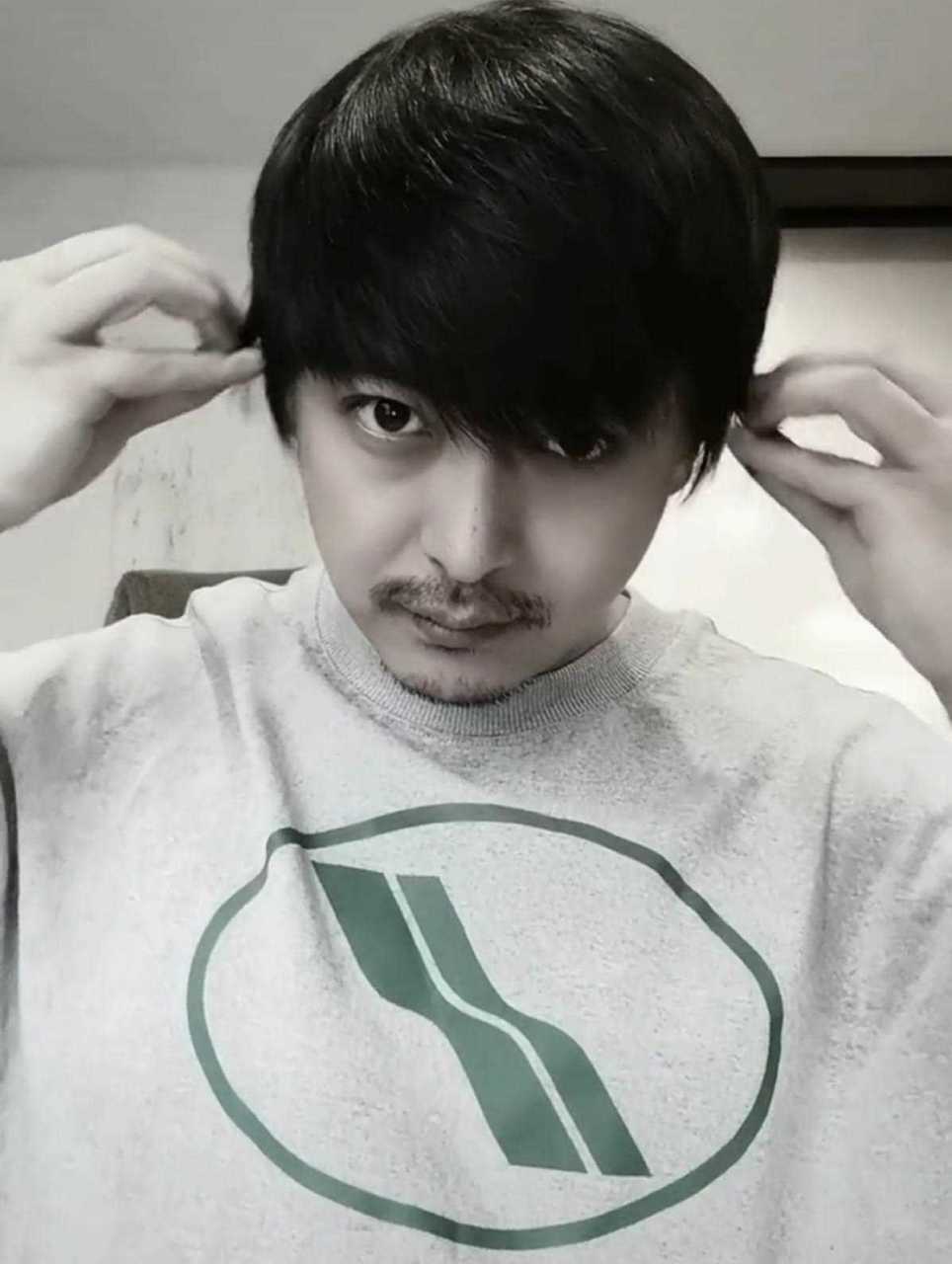 李佳航被隔离天,头发快要盖过眼睛,胡子拉碴气质变成熟!