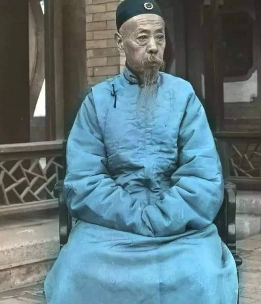 1911年,有媒体曾爆料,奕劻在汇丰银行一处就存款200万两,相当于过亿
