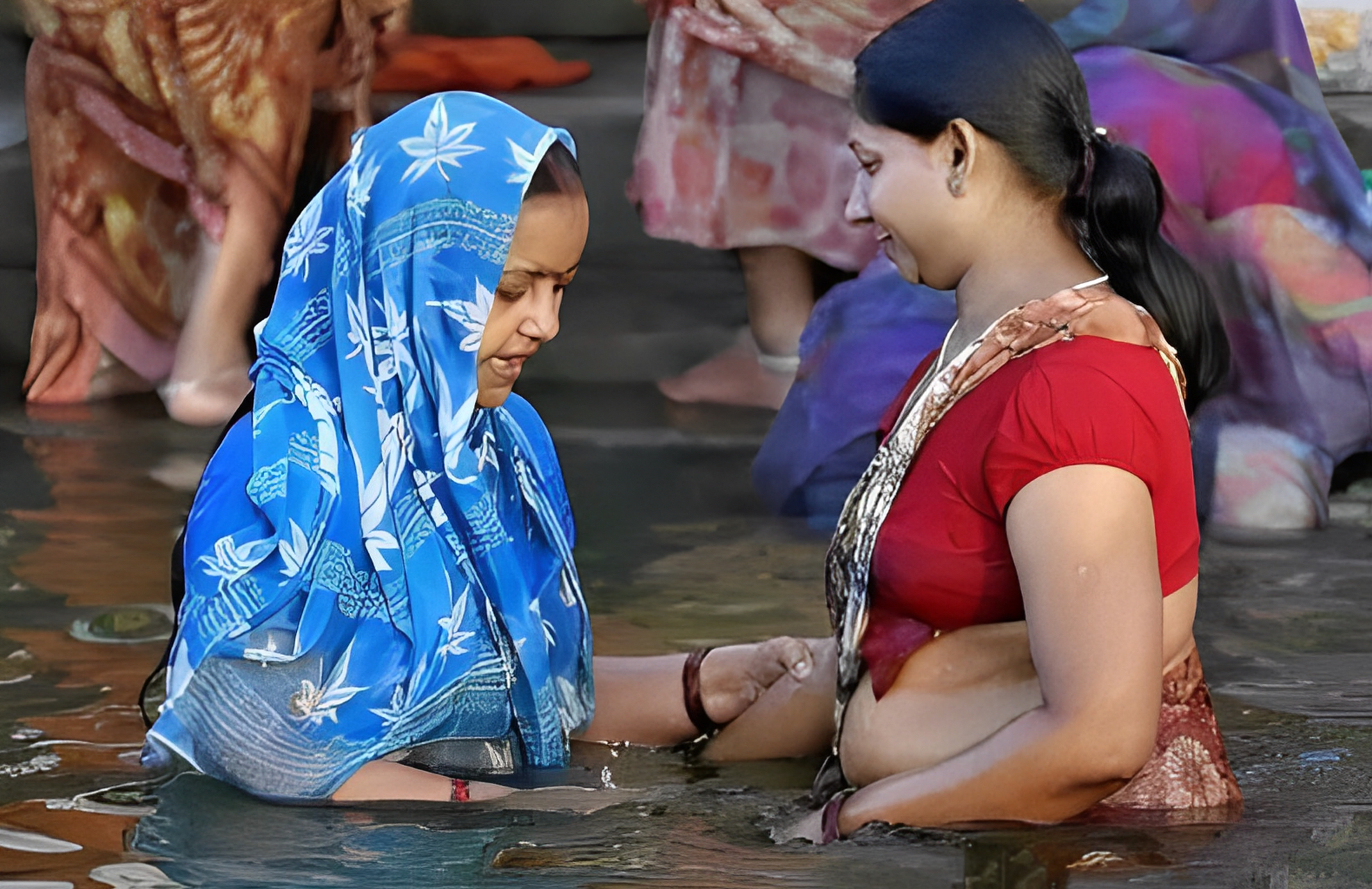 一群印度人在恒河洗澡!他们很荣幸能在恒河洗个澡!