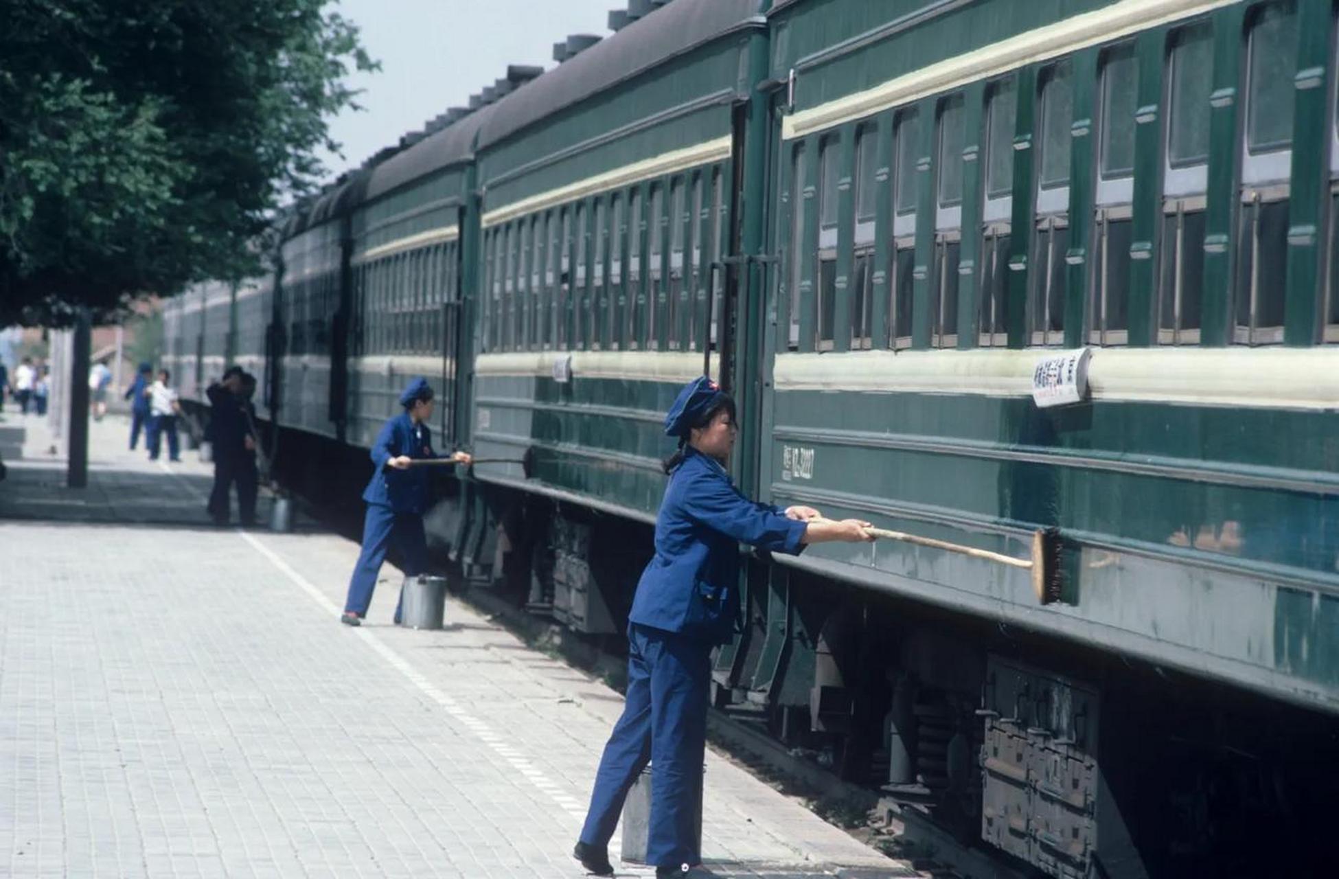 1984年,天津火车站中,一列绿皮火车正被一批清洁乘务员们认真打扫着