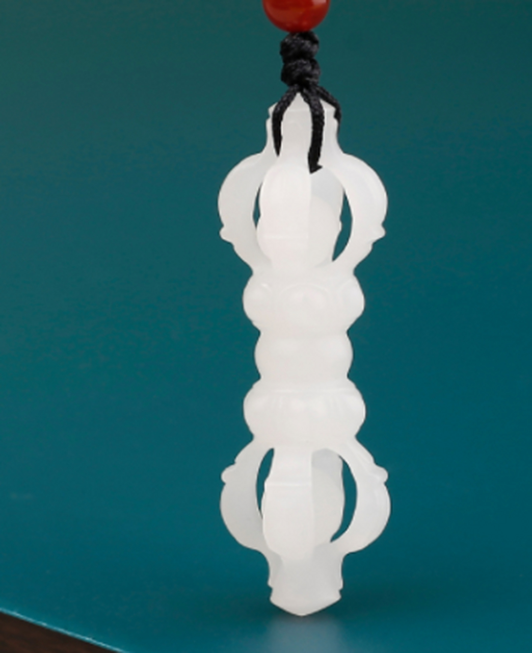 和田玉##点击头像看直播# 和田玉白玉降魔杵,镂空雕刻的降魔杵设计