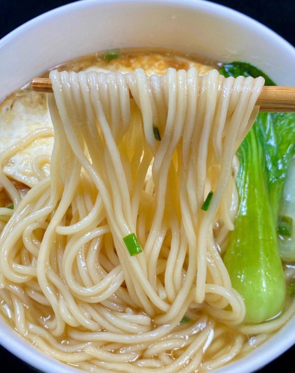 今天分享美味的煎蛋清汤面,热腾腾的巨好吃!汤鲜味美,清淡美味又营养!