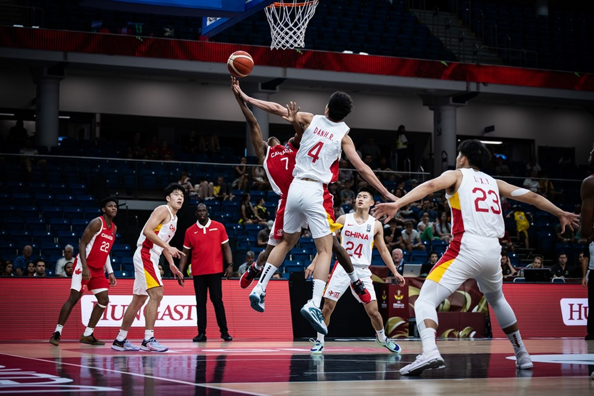 国青男篮面对加拿大队,还是拿出了拼劲的,只可惜,技不如人,人不如人