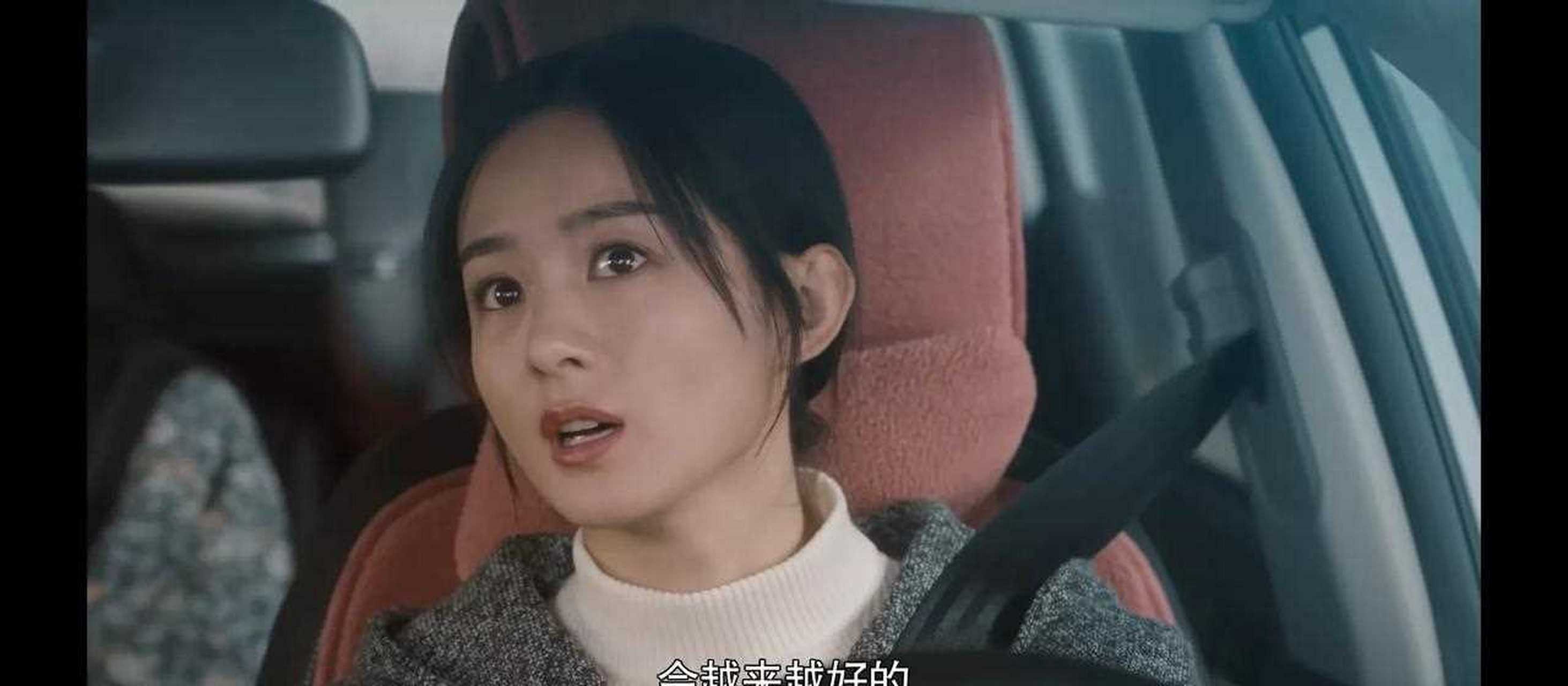 我发现赵丽颖演开车戏很真实,因为她会左右看后视镜,还不会转头跟副