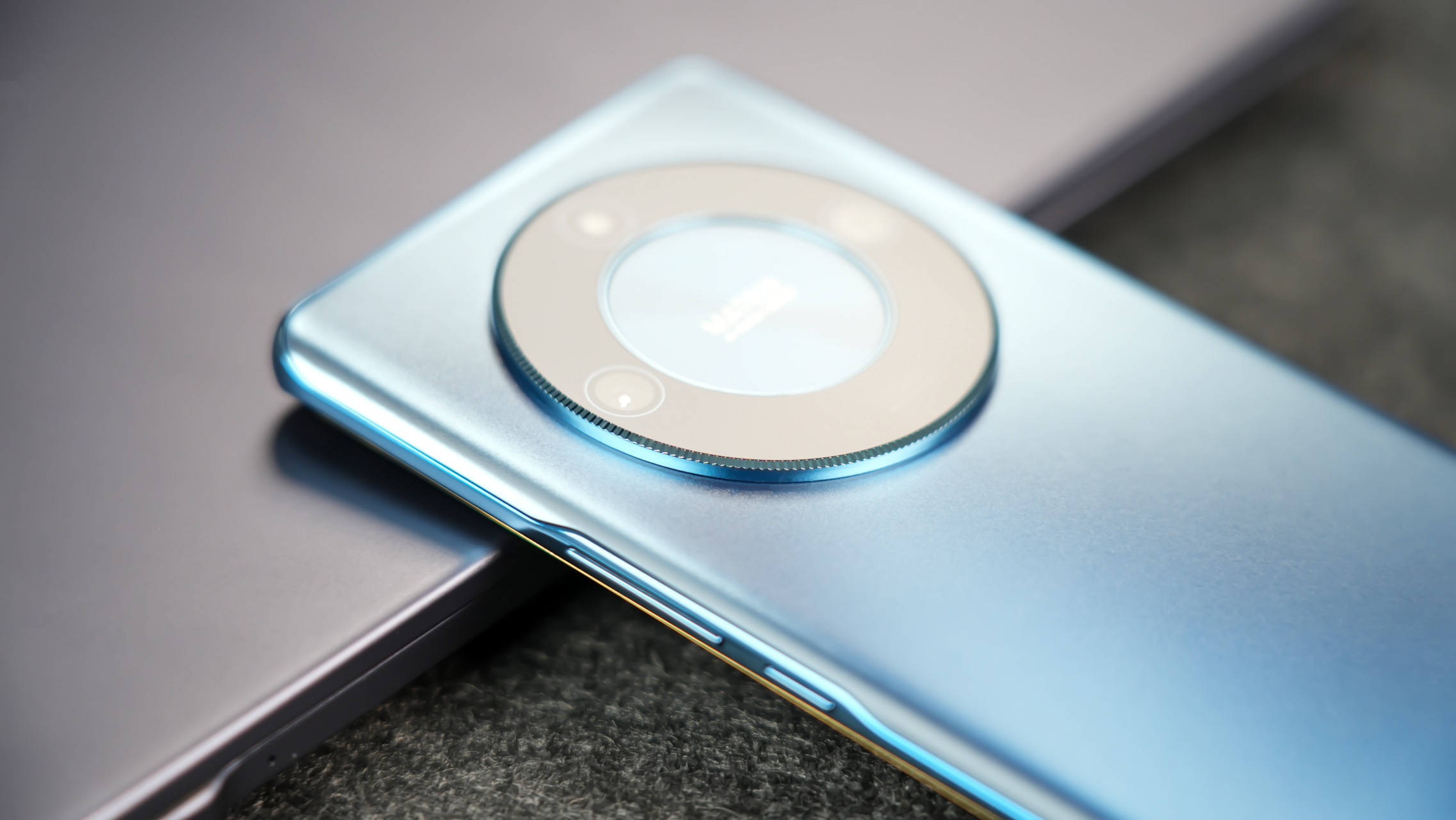 分享一组荣耀x50「勃朗蓝」图赏  十面抗摔曲屏 一亿像素大底主摄