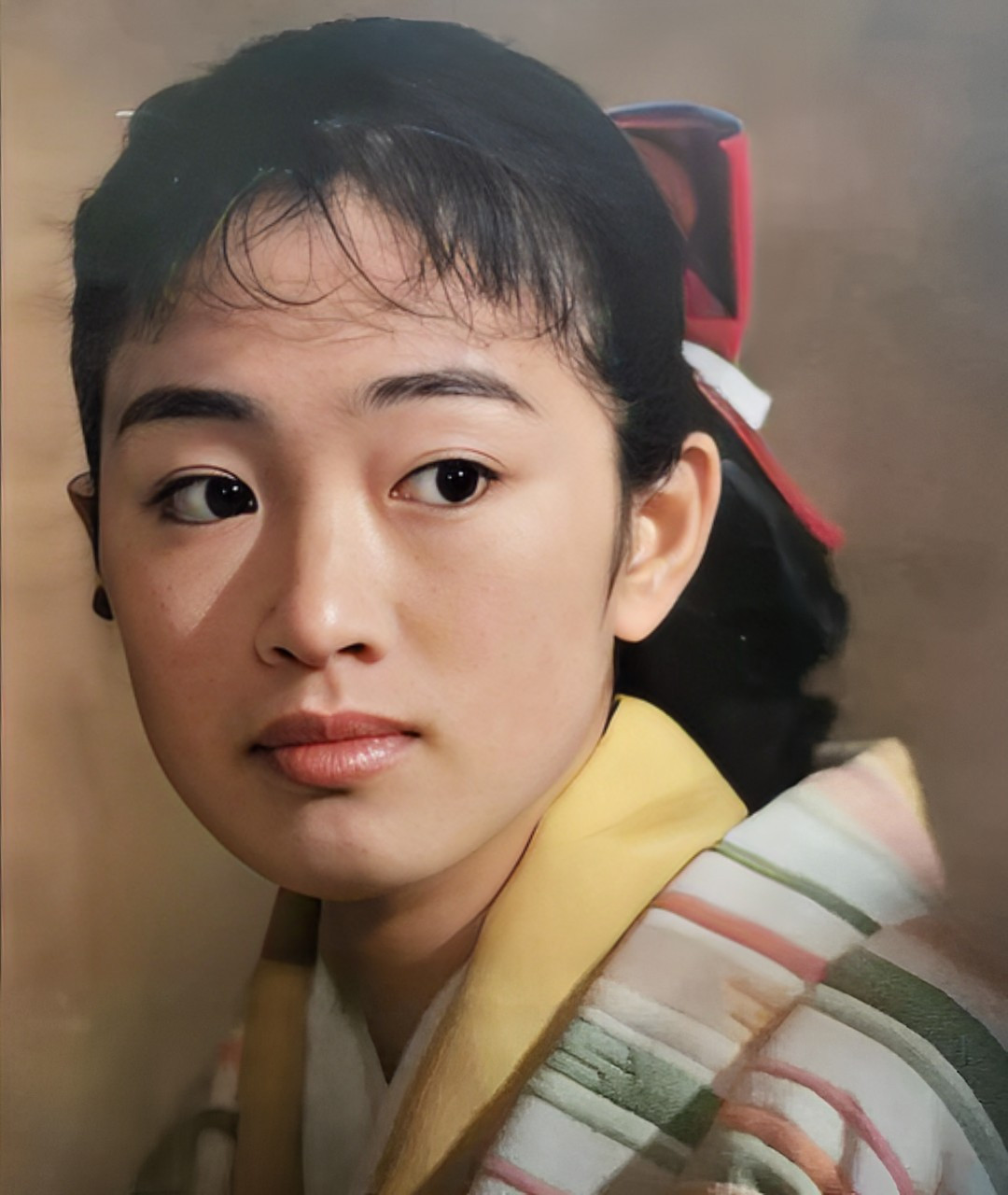 这是学生时代的巩俐.