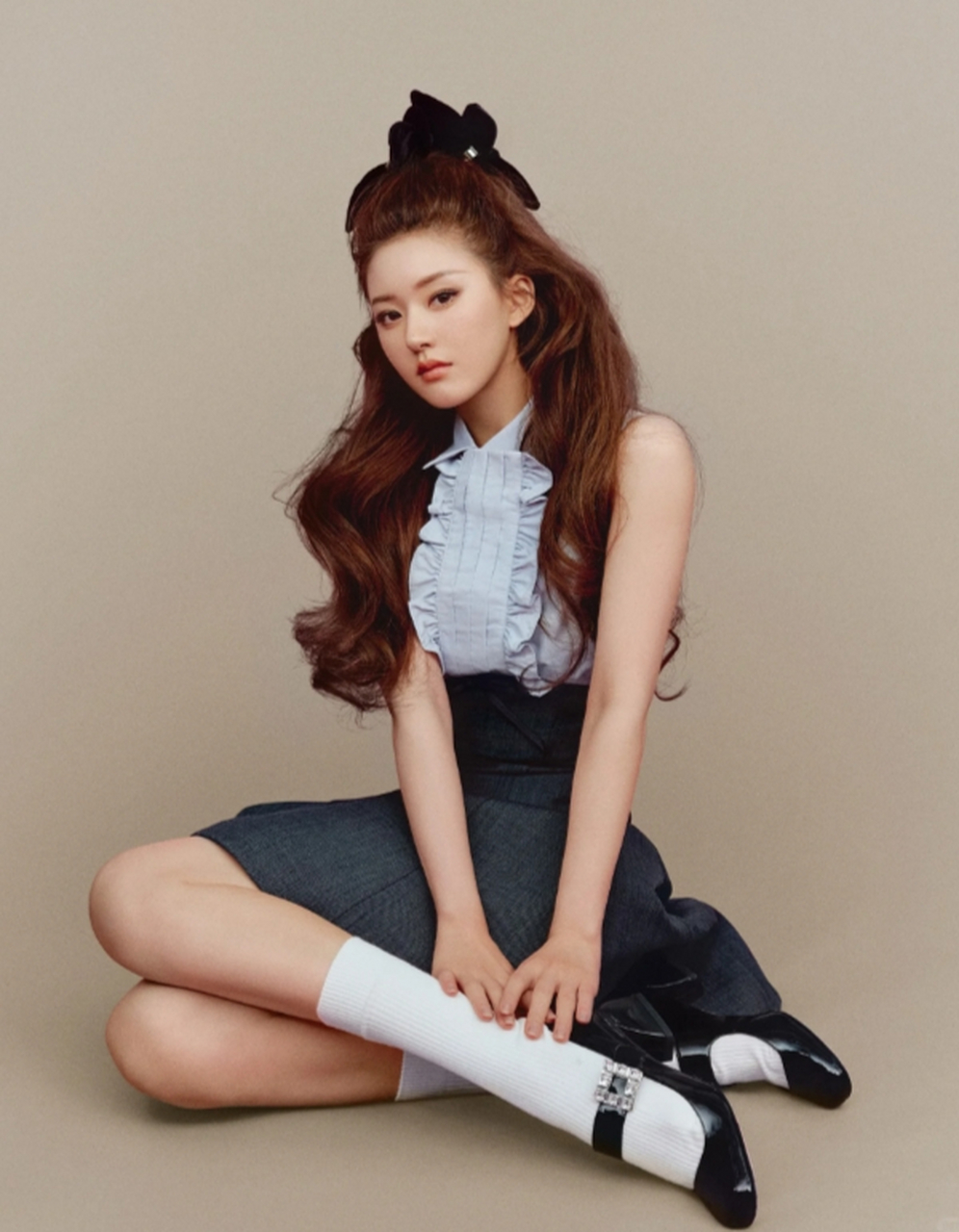 赵露思最新时尚大片,高颅顶复古长卷发造型惊艳!