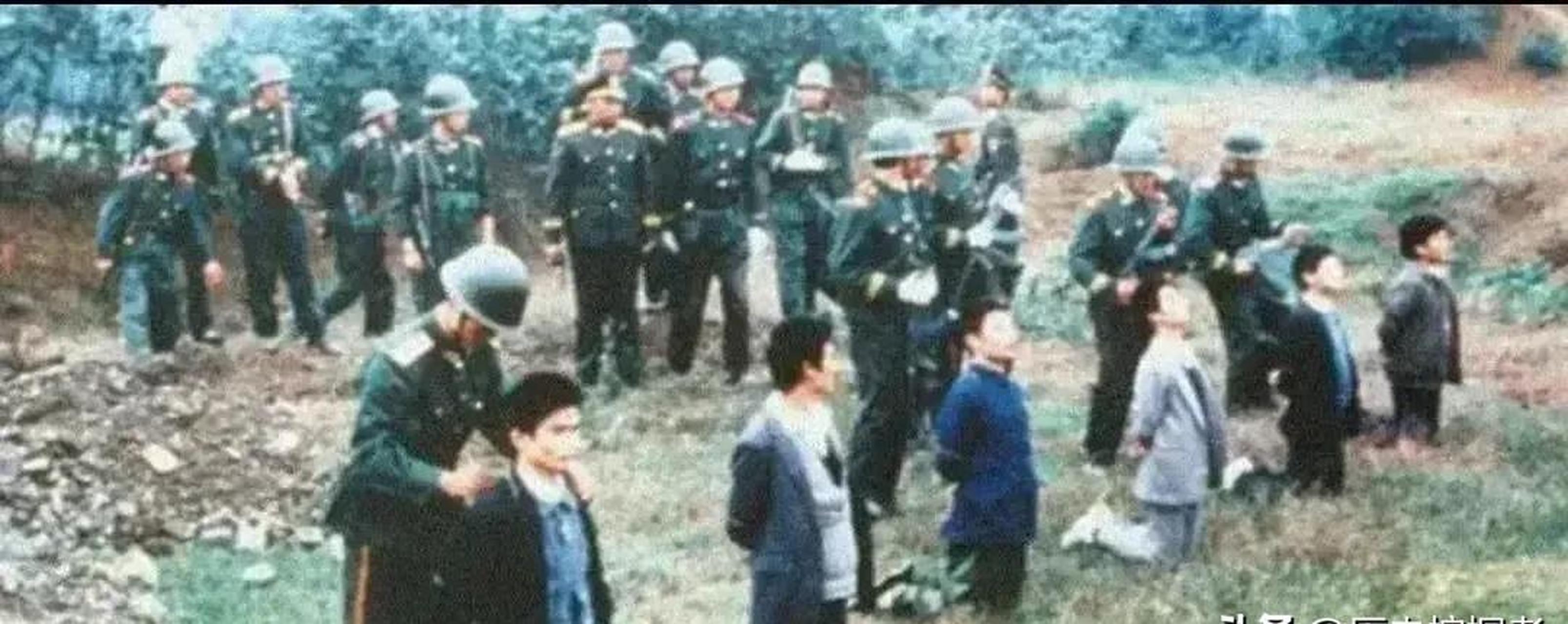 上世纪90年代,六个死刑犯在刑场等待枪决,几个武警
